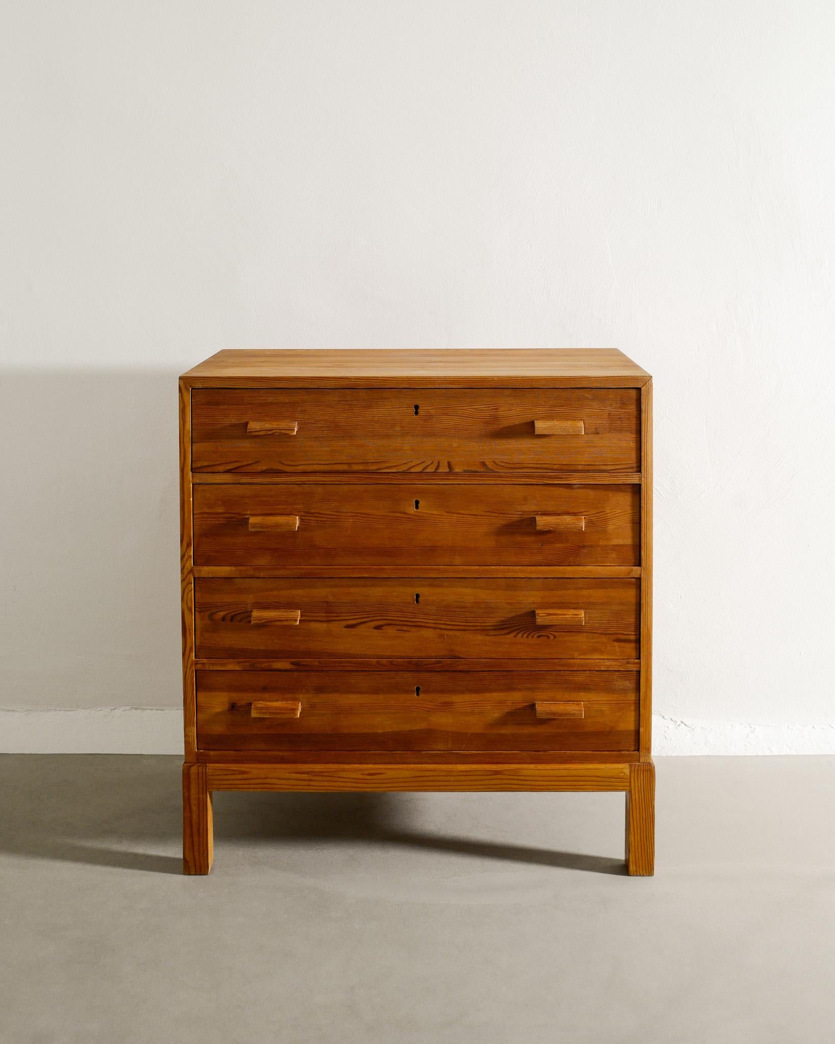 Scandinavian Modern Swedish Chest of Drawers in Pine in style of Axel Einar Hjorth Produced, 1930s 
