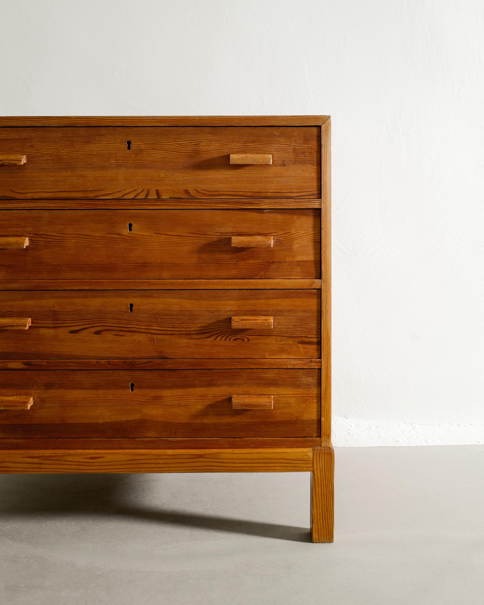 Swedish Chest of Drawers in Pine in style of Axel Einar Hjorth Produced, 1930s  In Good Condition In Stockholm, SE