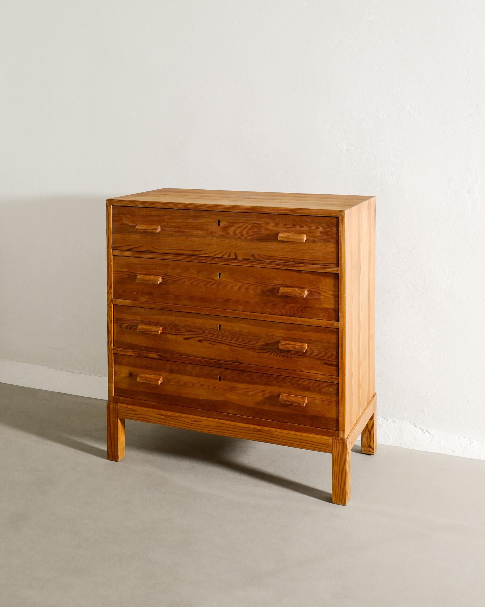 Mid-20th Century Swedish Chest of Drawers in Pine in style of Axel Einar Hjorth Produced, 1930s 