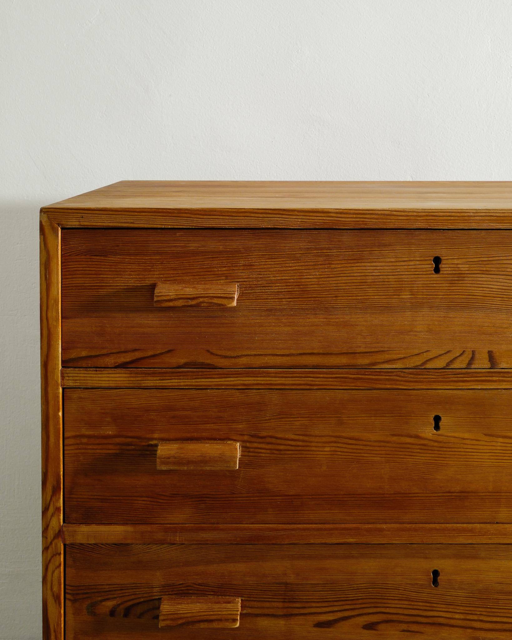 Swedish Chest of Drawers in Pine in style of Axel Einar Hjorth Produced, 1930s  1