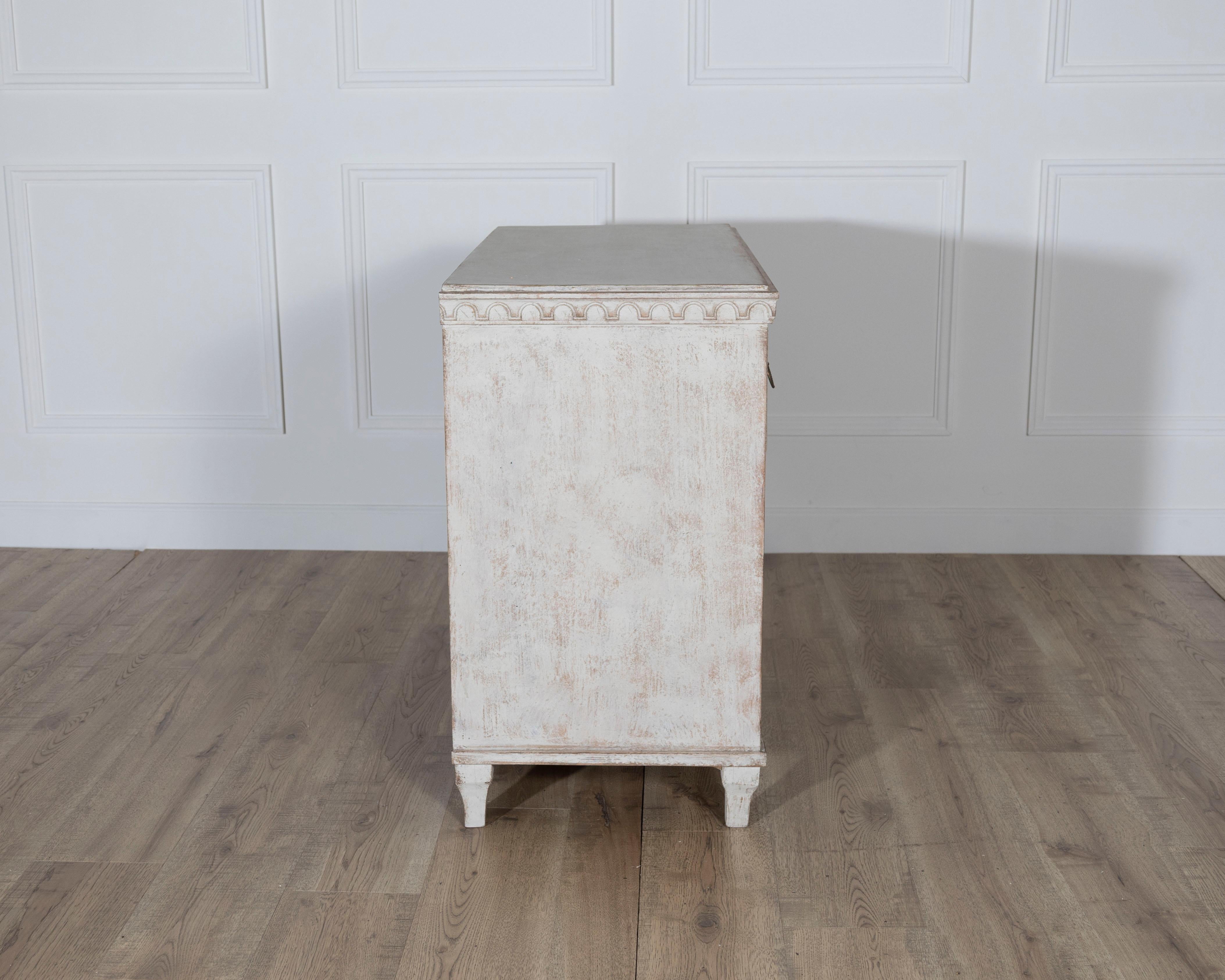 Swedish Chest of Drawers with Dentil Carving, Mid-19th Century In Good Condition For Sale In Atlanta, GA