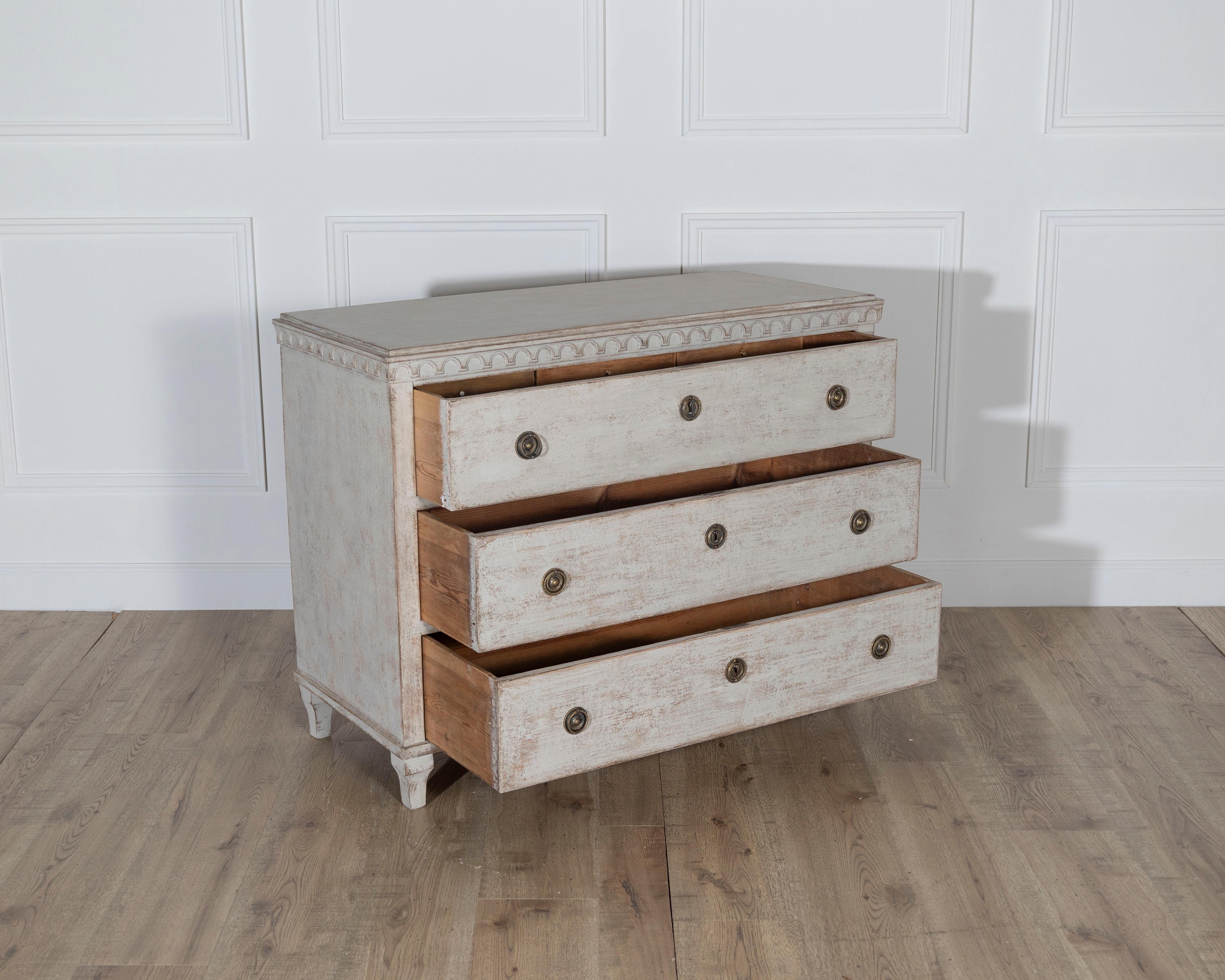 Swedish Chest of Drawers with Dentil Carving, Mid-19th Century For Sale 2