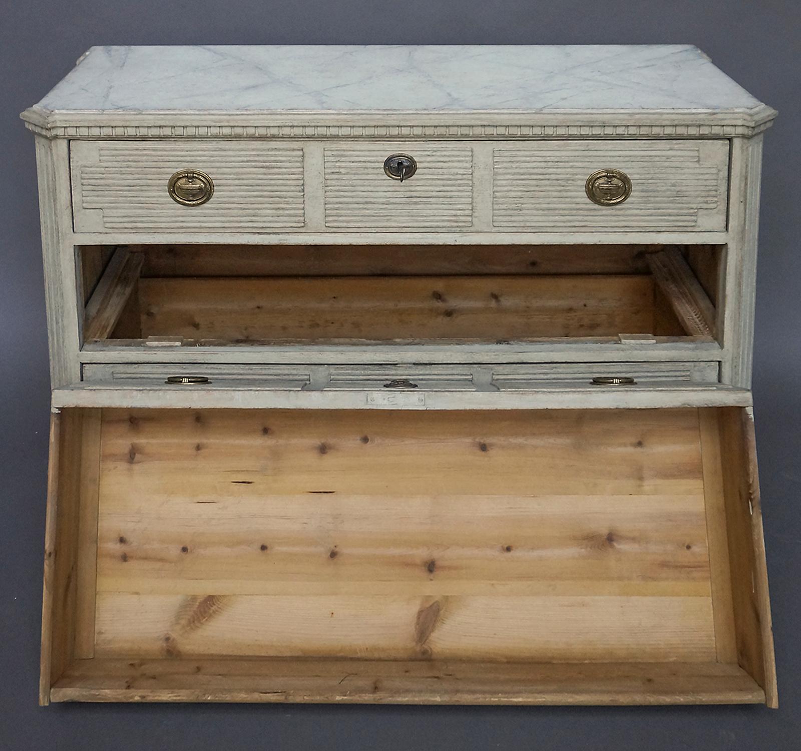 Swedish Chest of Drawers with Neoclassical Details In Good Condition In Great Barrington, MA