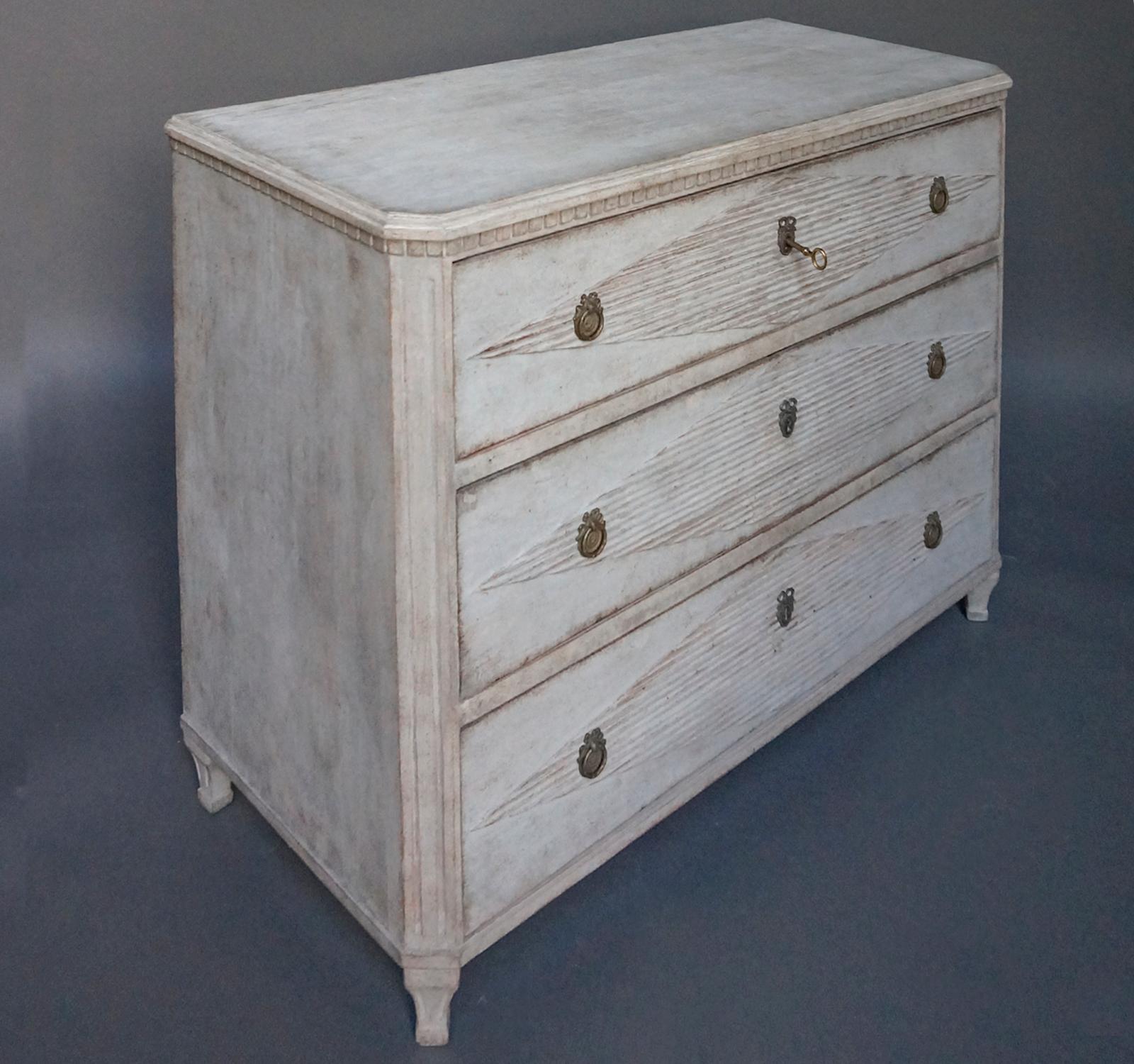Swedish Chest of Drawers with Reeded Lozenges In Good Condition In Great Barrington, MA