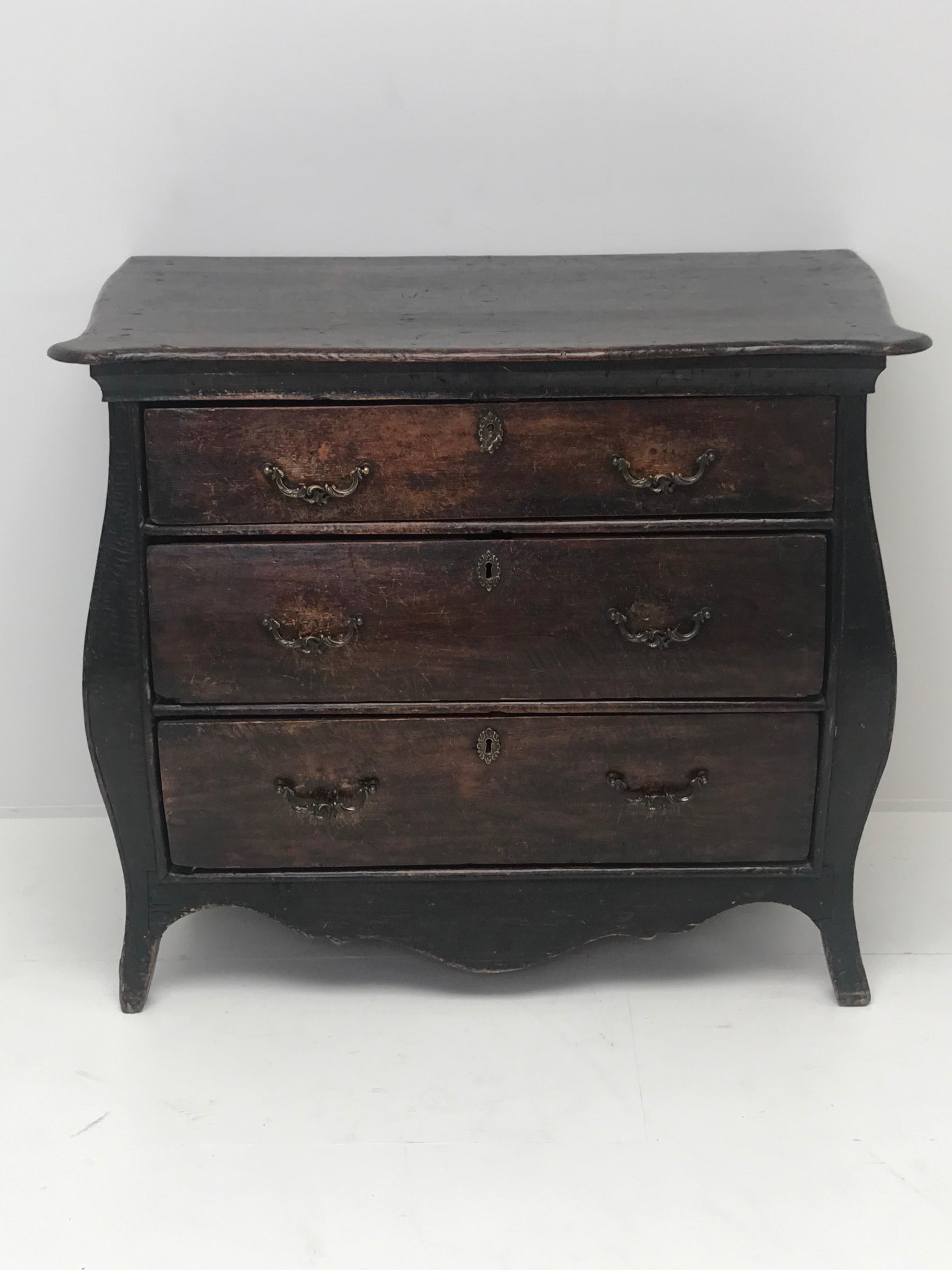 Elegant Swedish chest of drawers with nice dark patina
and original brass locks, surface is in a good condition.