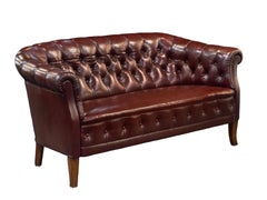 Divano Chesterfield svedese o divanetto in pelle color sangue di bue, trapuntata e patinata