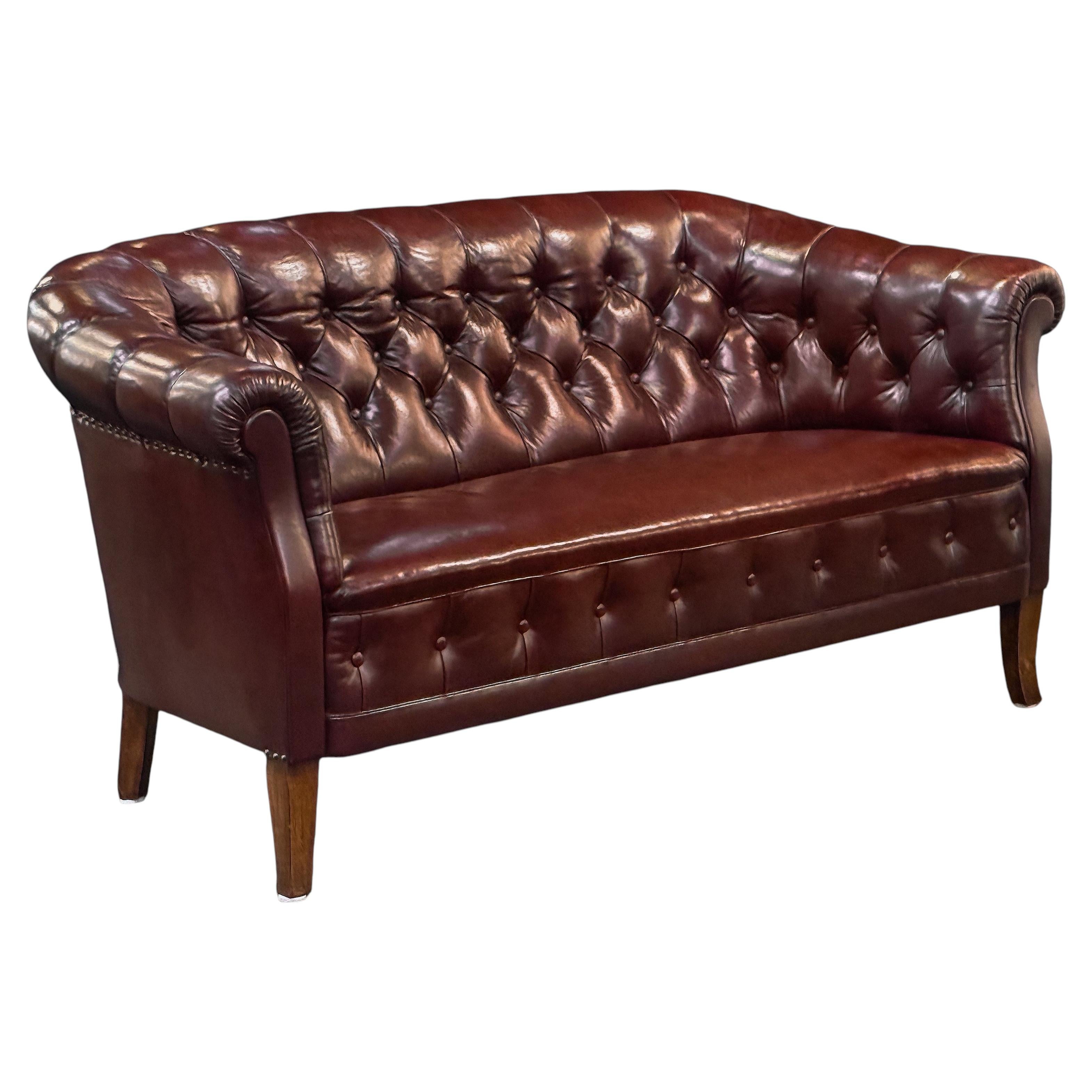 Canapé Chesterfield suédois en cuir « oxblood » capitonné et patiné