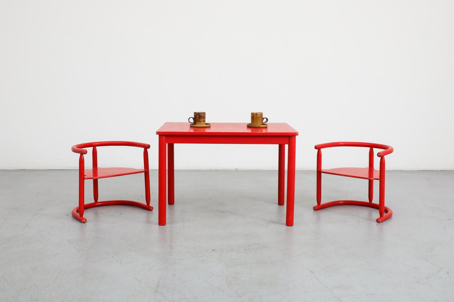 Divertente set di tavolo e sedie per bambini di Otto Nielsen in rosso. Le sedie misurano 15,5