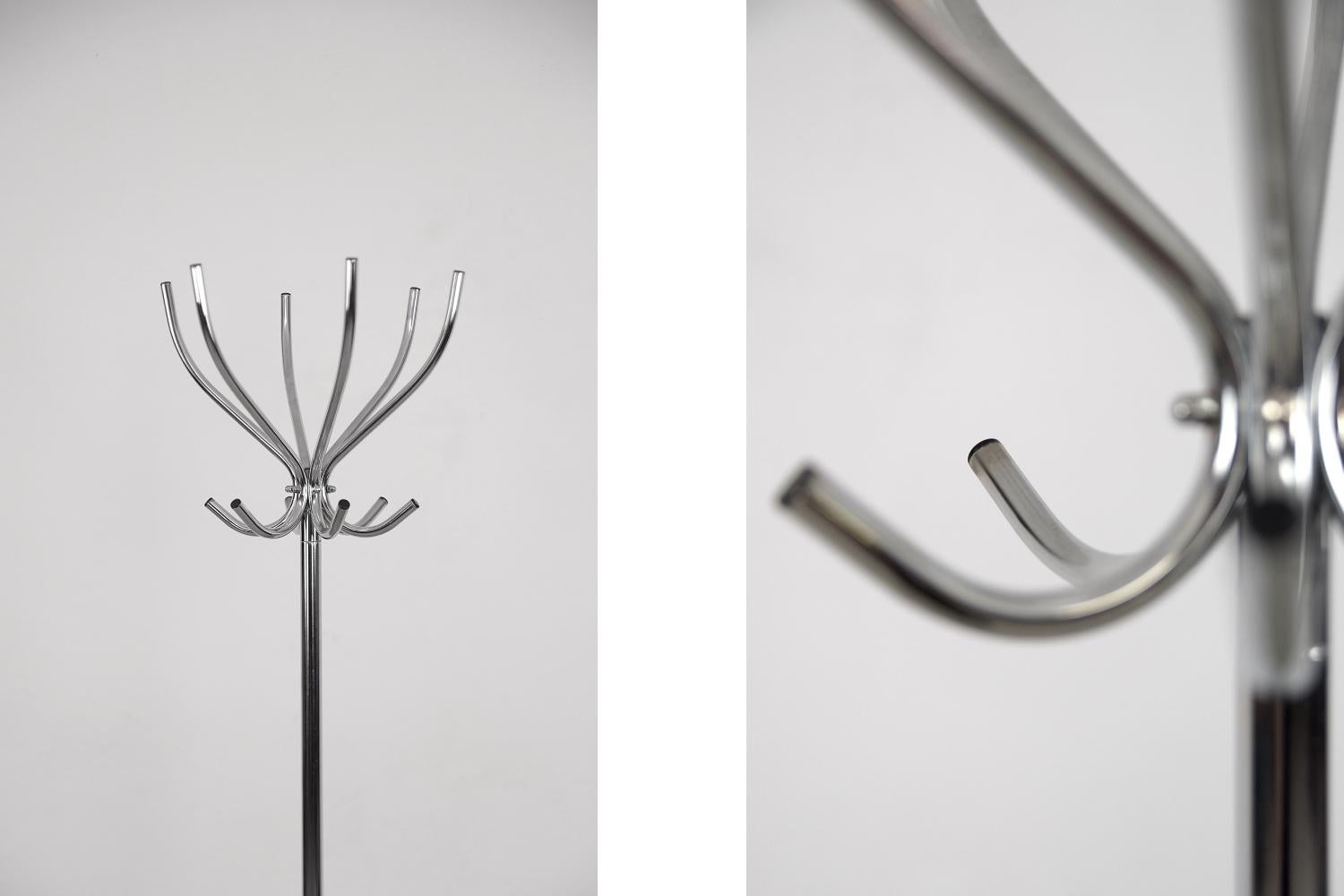This chrome-plated floor rack was manufactured by the Swedish company Rörmekano and Skånes Fagerhult AB during the 1980s. It is Piccolo model. This piece is made of chrome steel. It has a crown with 12 hangers for clothes and is mounted on four