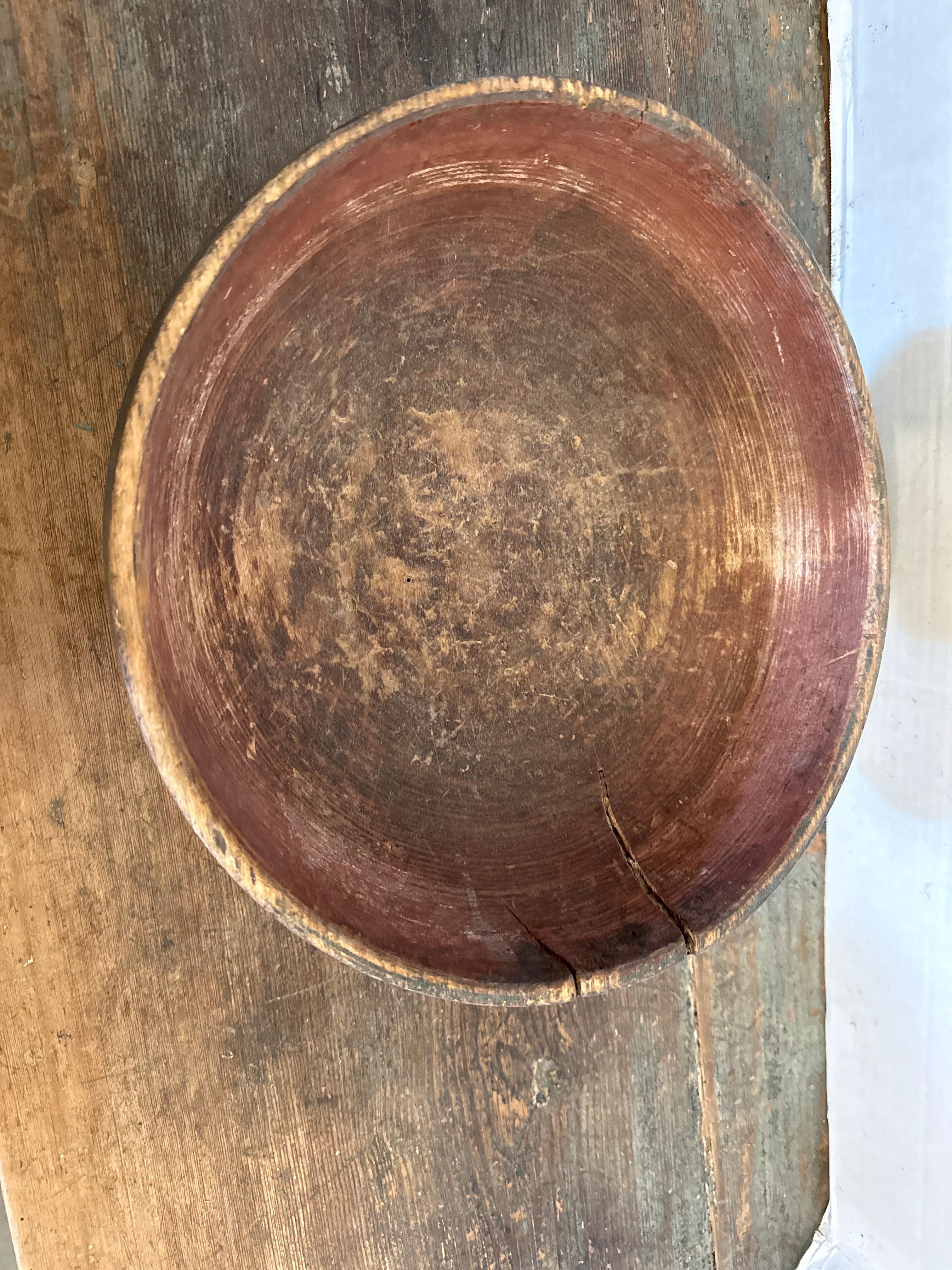 Non c'è niente di meglio di una ciotola antica ben usata e consumata. Questa svedese risale al 1800 e mostra la sua patina e le sue affascinanti riparazioni a mano in metallo. Anche il fondo rosso e il bordo blu sono originali del pezzo. È un'ottima