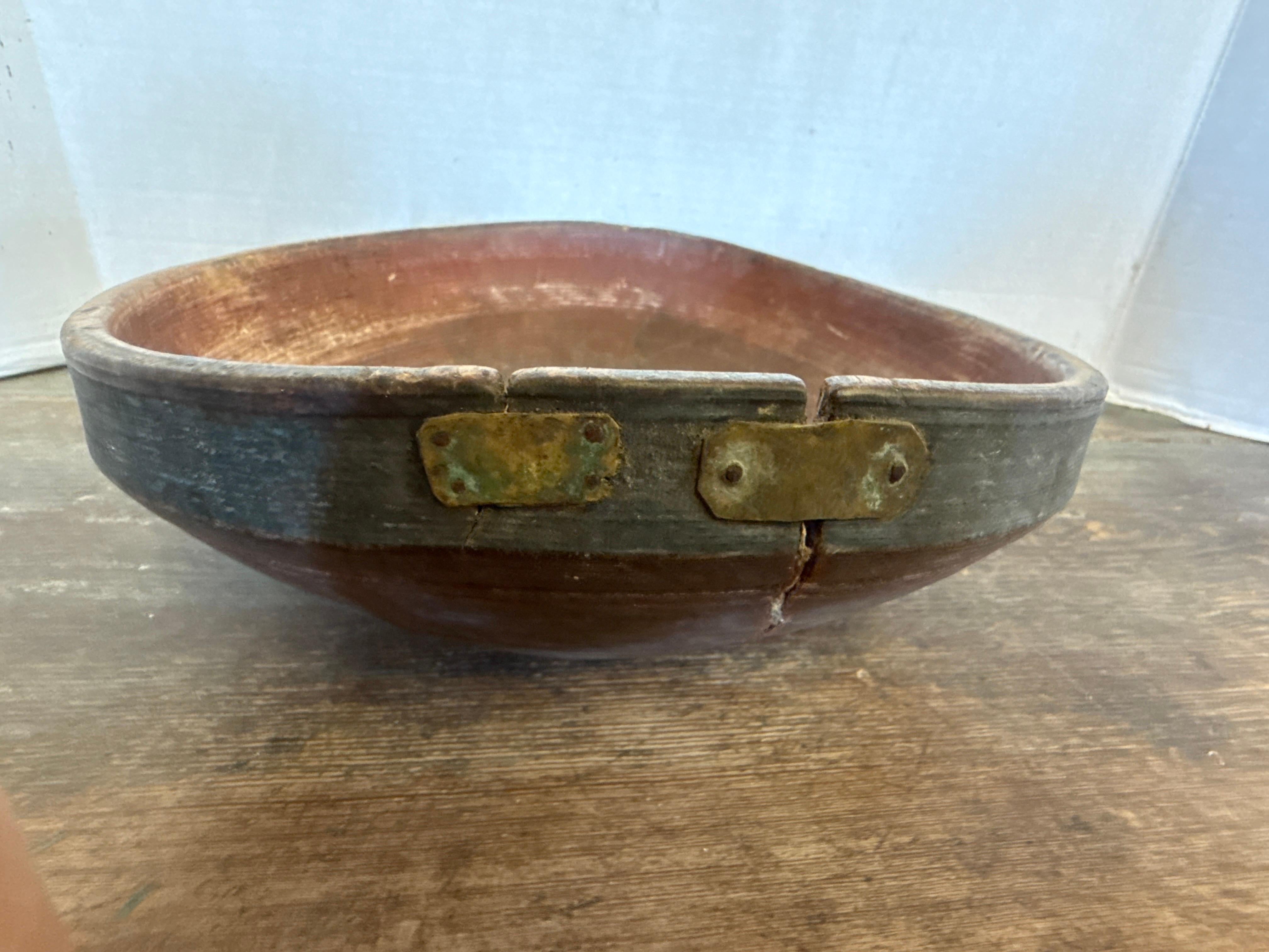 Ciotola in legno svedese del 1890 circa con vernice originale. In condizioni buone in vendita a Round Top, TX