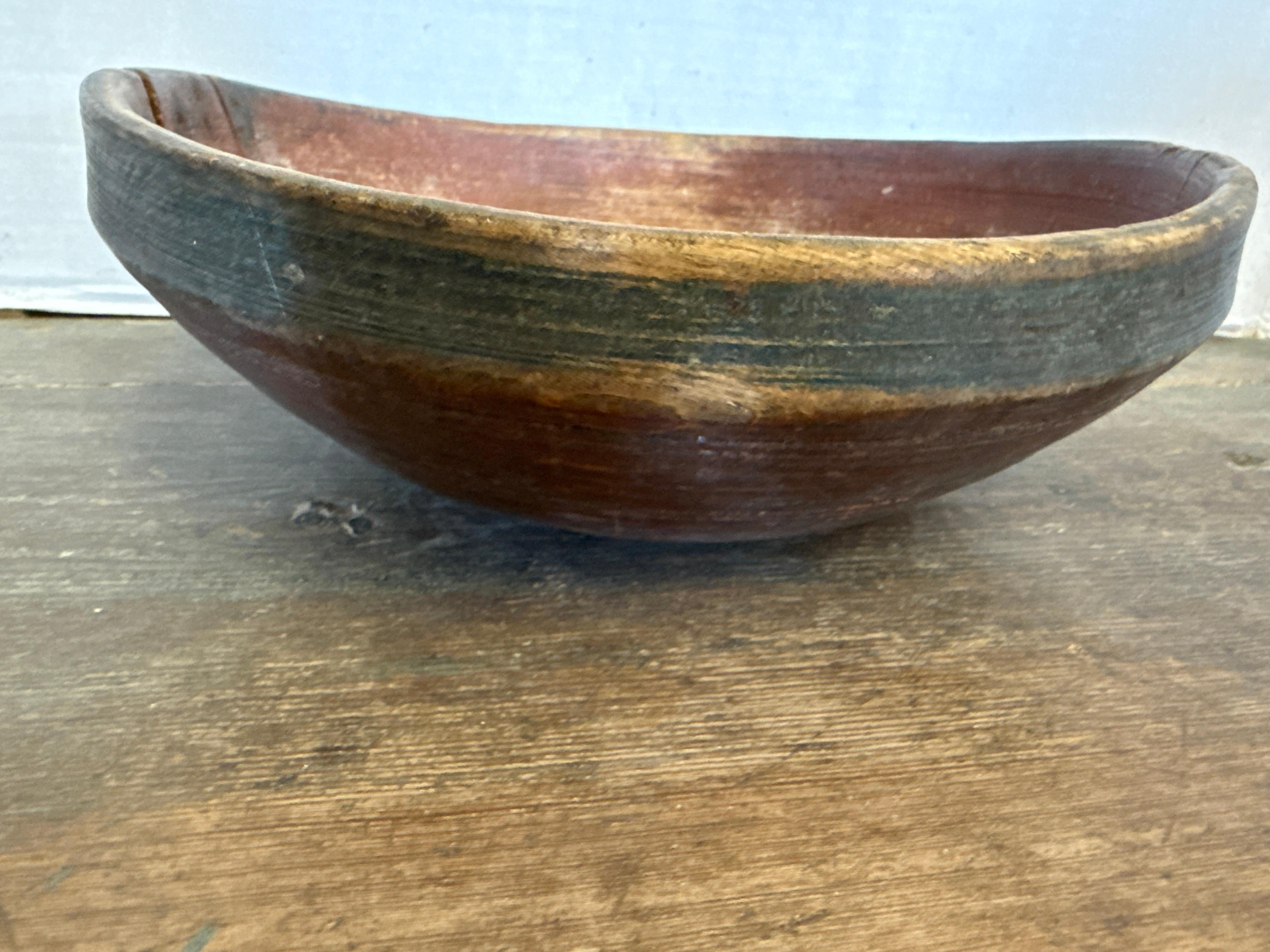 Fine XIX secolo Ciotola in legno svedese del 1890 circa con vernice originale. in vendita