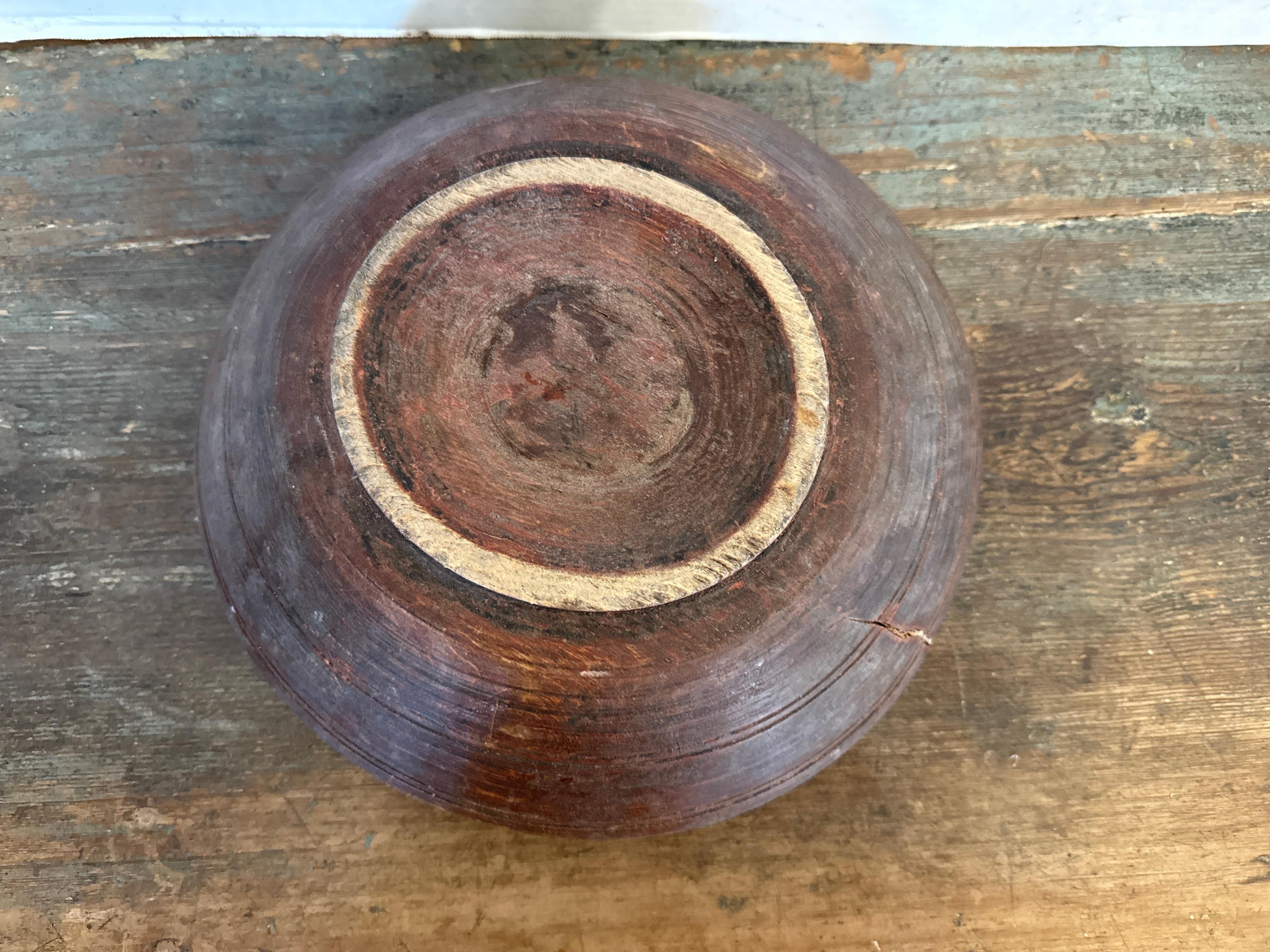 Ciotola in legno svedese del 1890 circa con vernice originale. in vendita 1