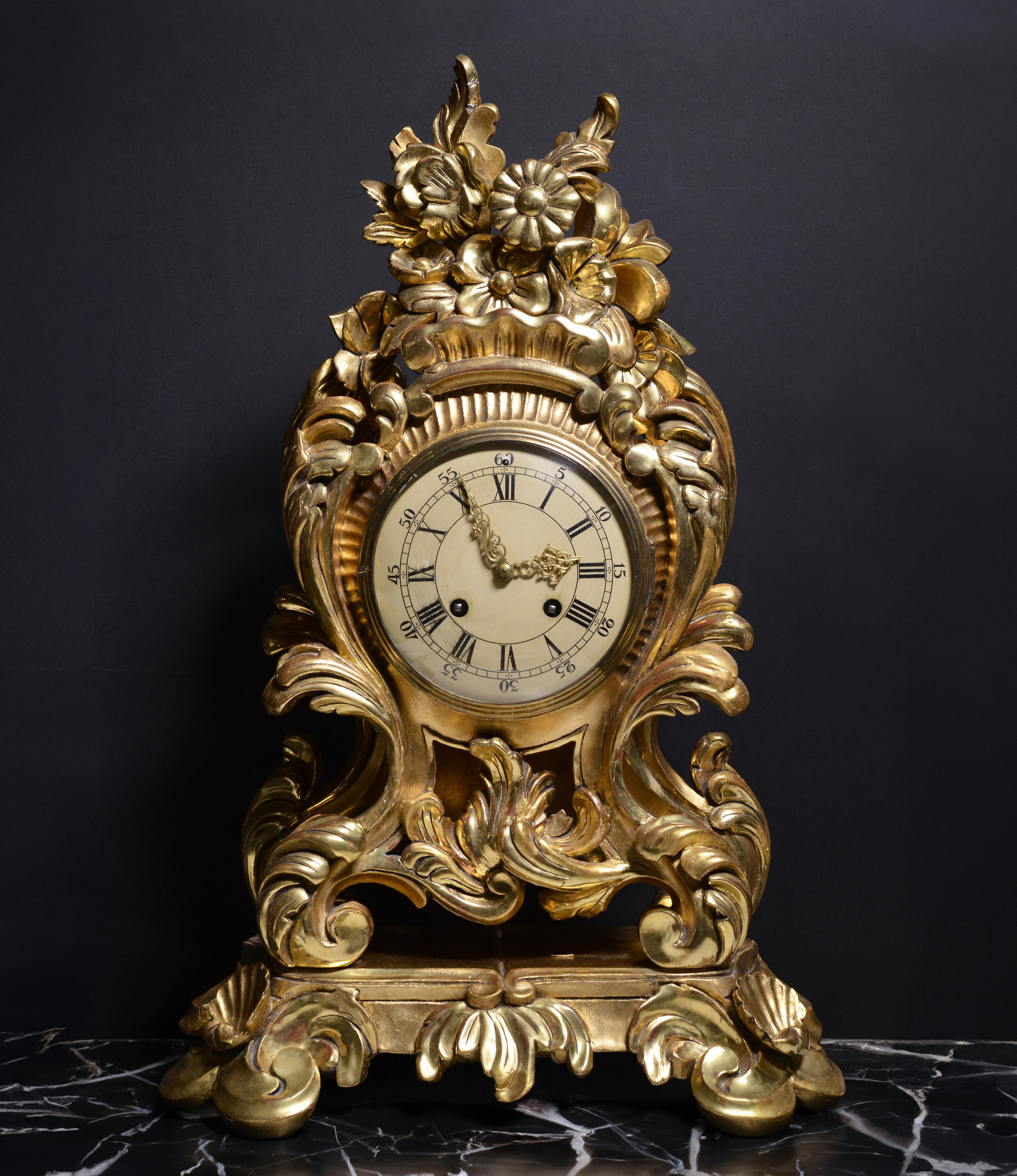 Magnifique horloge rococo de 25 pouces ( !) de haut, sculptée à la main et ornée de motifs floraux à la feuille d'or, fabriquée en 1 exemplaire vers 1950 par Westerstrand ou Westerstrand Urfabrik Aktiebolag, l'une des entreprises les plus anciennes