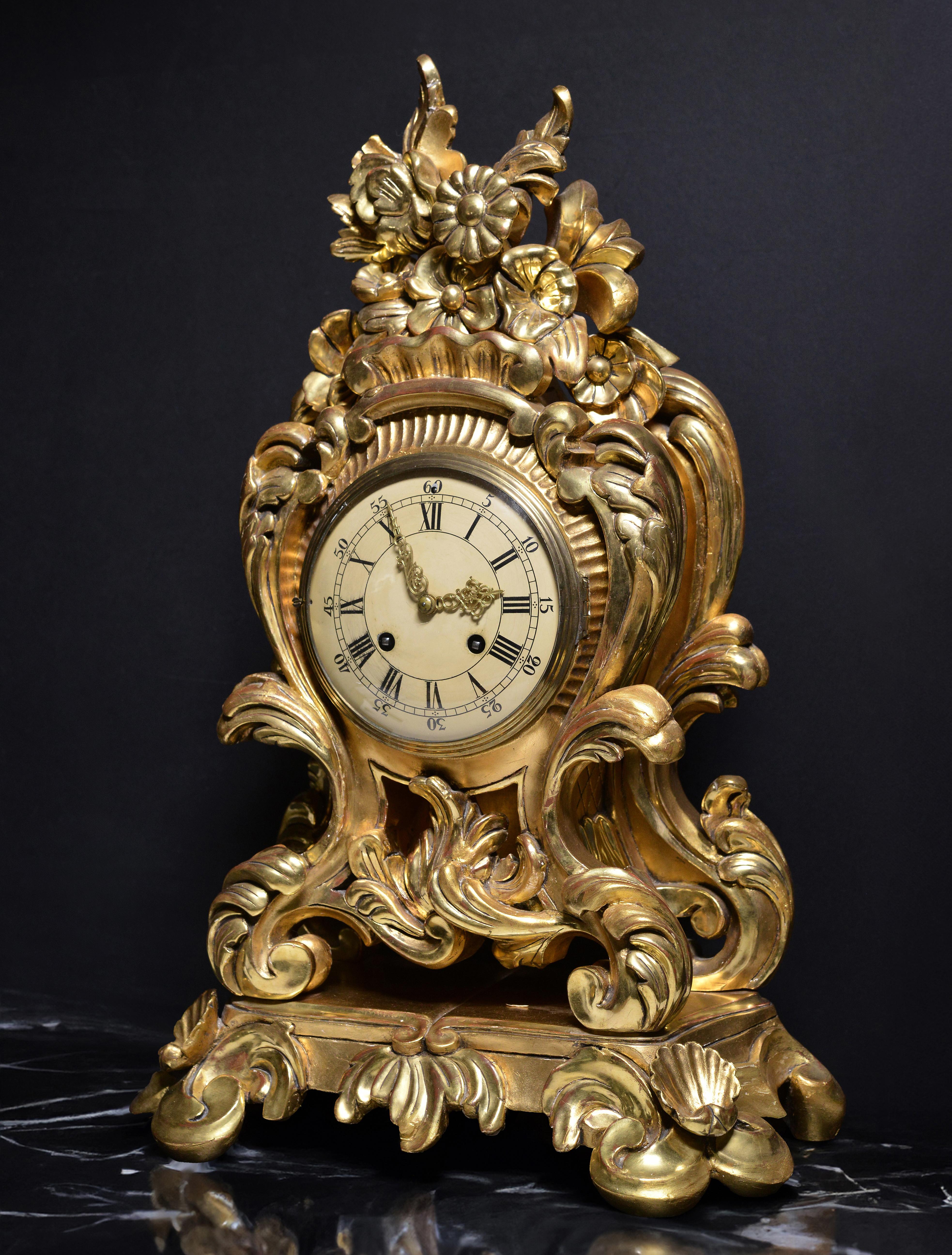 Schwedische Uhr von Westerstand, geschnitztes vergoldetes Holz, Rokoko-Stil, Mitte des 20. Jahrhunderts (Geschnitzt) im Angebot