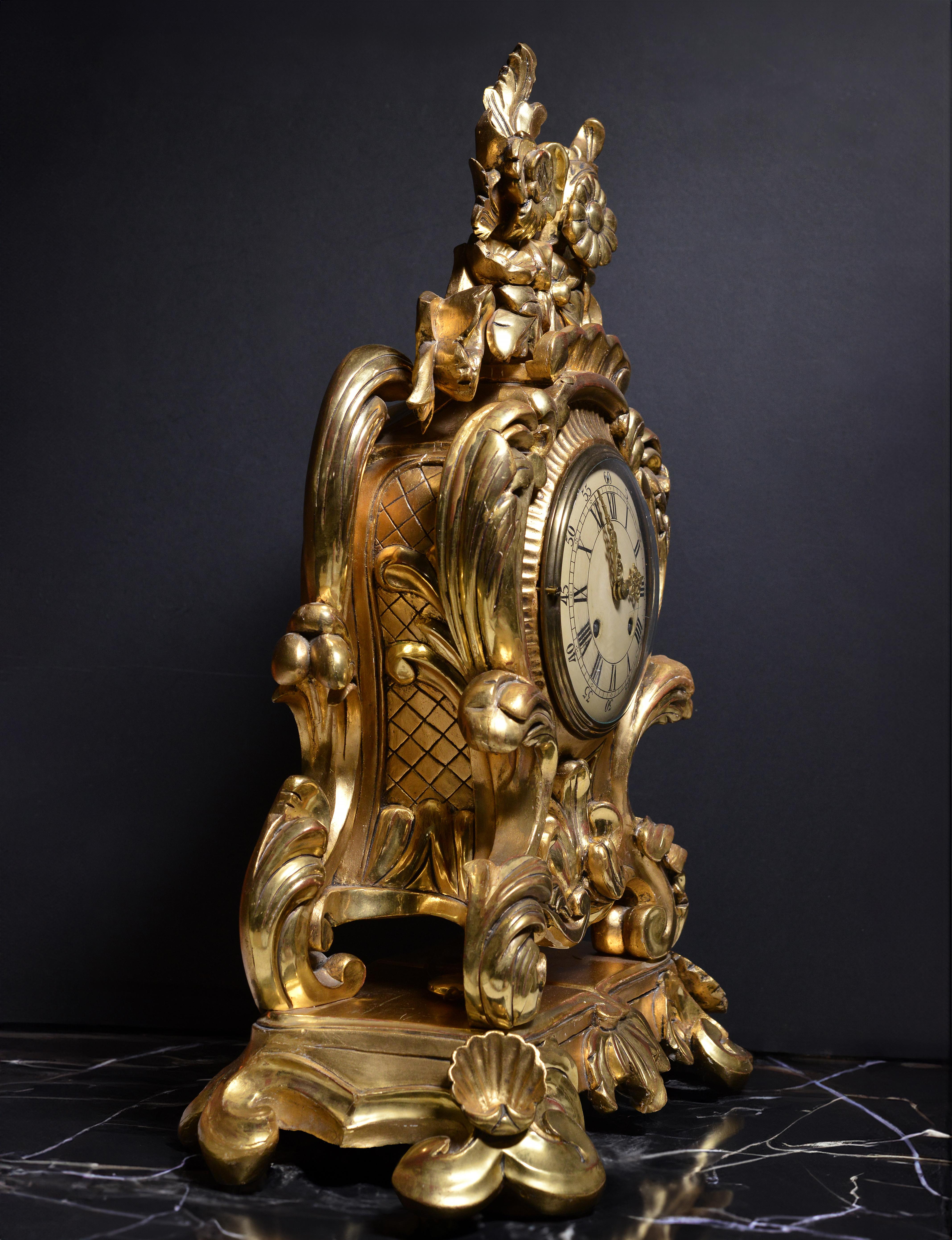 Schwedische Uhr von Westerstand, geschnitztes vergoldetes Holz, Rokoko-Stil, Mitte des 20. Jahrhunderts im Zustand „Gut“ im Angebot in Sweden, SE