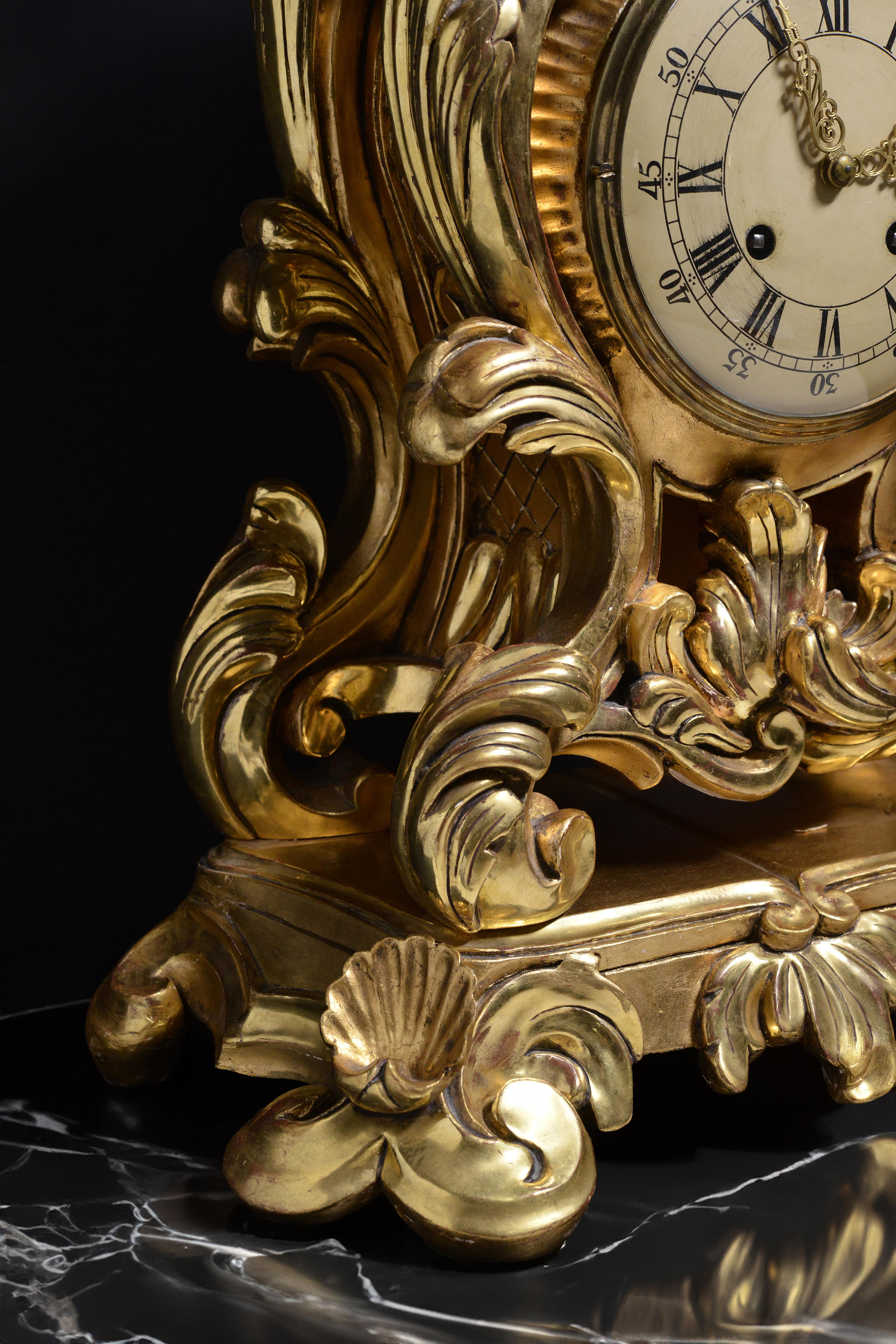 Horloge suédoise de Westerstand en bois sculpté et doré de style rococo milieu du 20e siècle Bon état - En vente à Sweden, SE