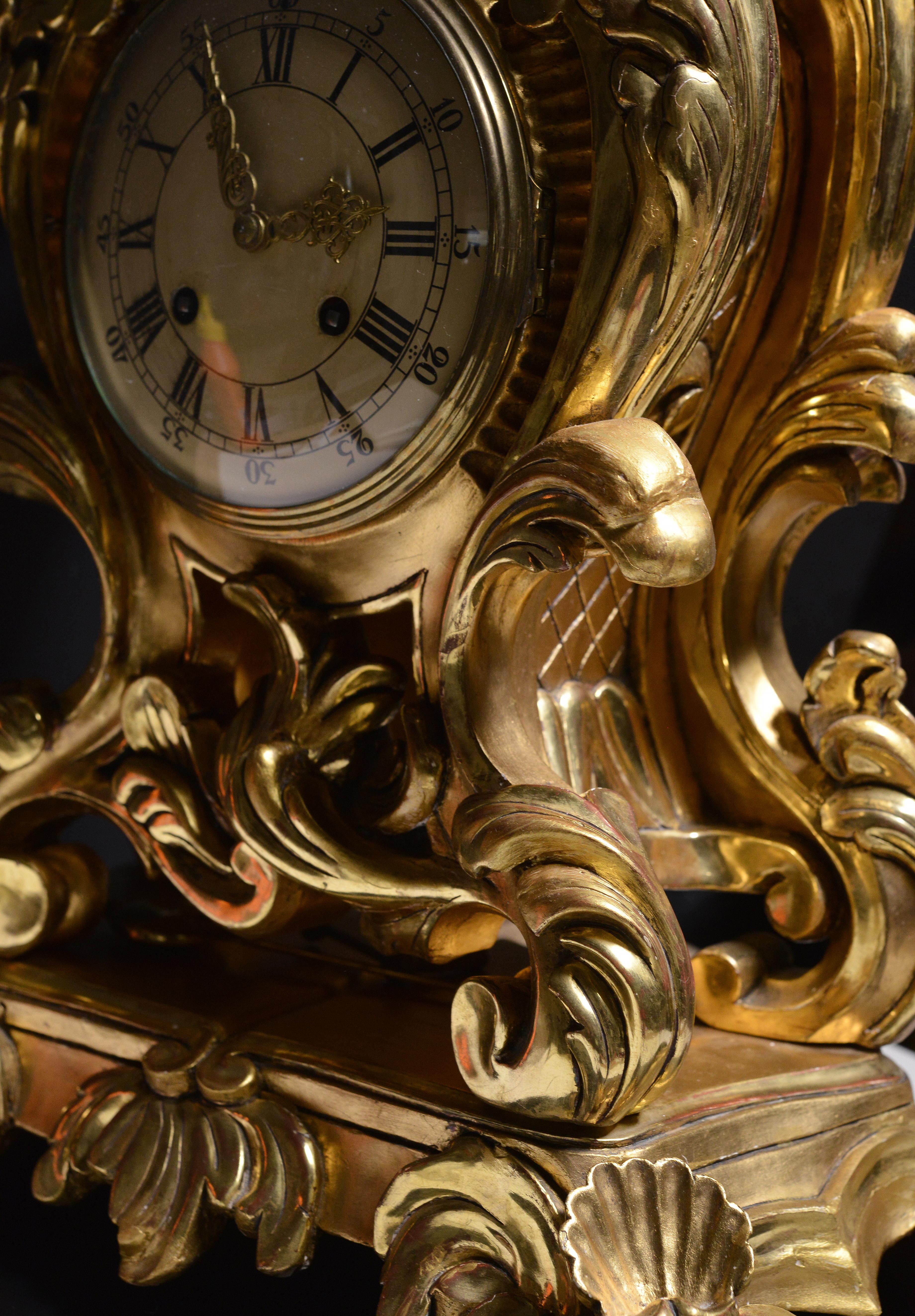 Schwedische Uhr von Westerstand, geschnitztes vergoldetes Holz, Rokoko-Stil, Mitte des 20. Jahrhunderts im Angebot 2