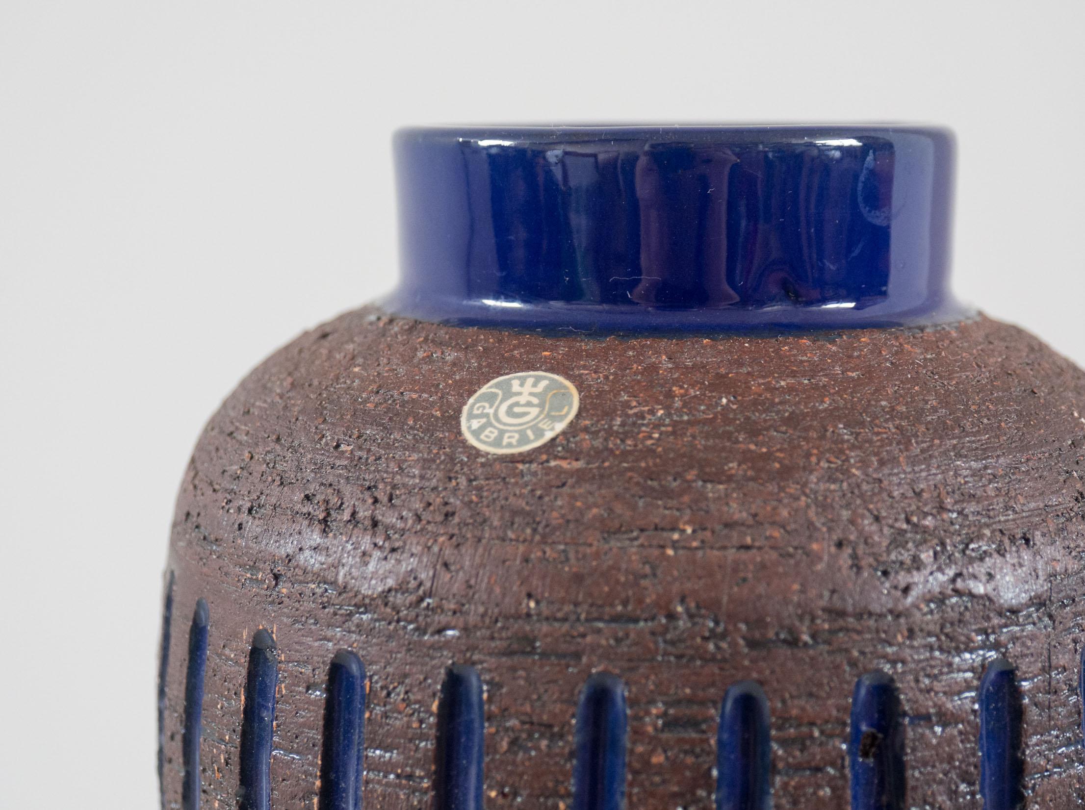 Vase en céramique de Suède fabriqué par Gabriel pottery.

Le vase est recouvert d'un émail bleu cobalt brillant avec une finition texturée brune. Il fait partie d'une série de poteries dans ce schéma de couleurs et de textures spécifique, ce vase