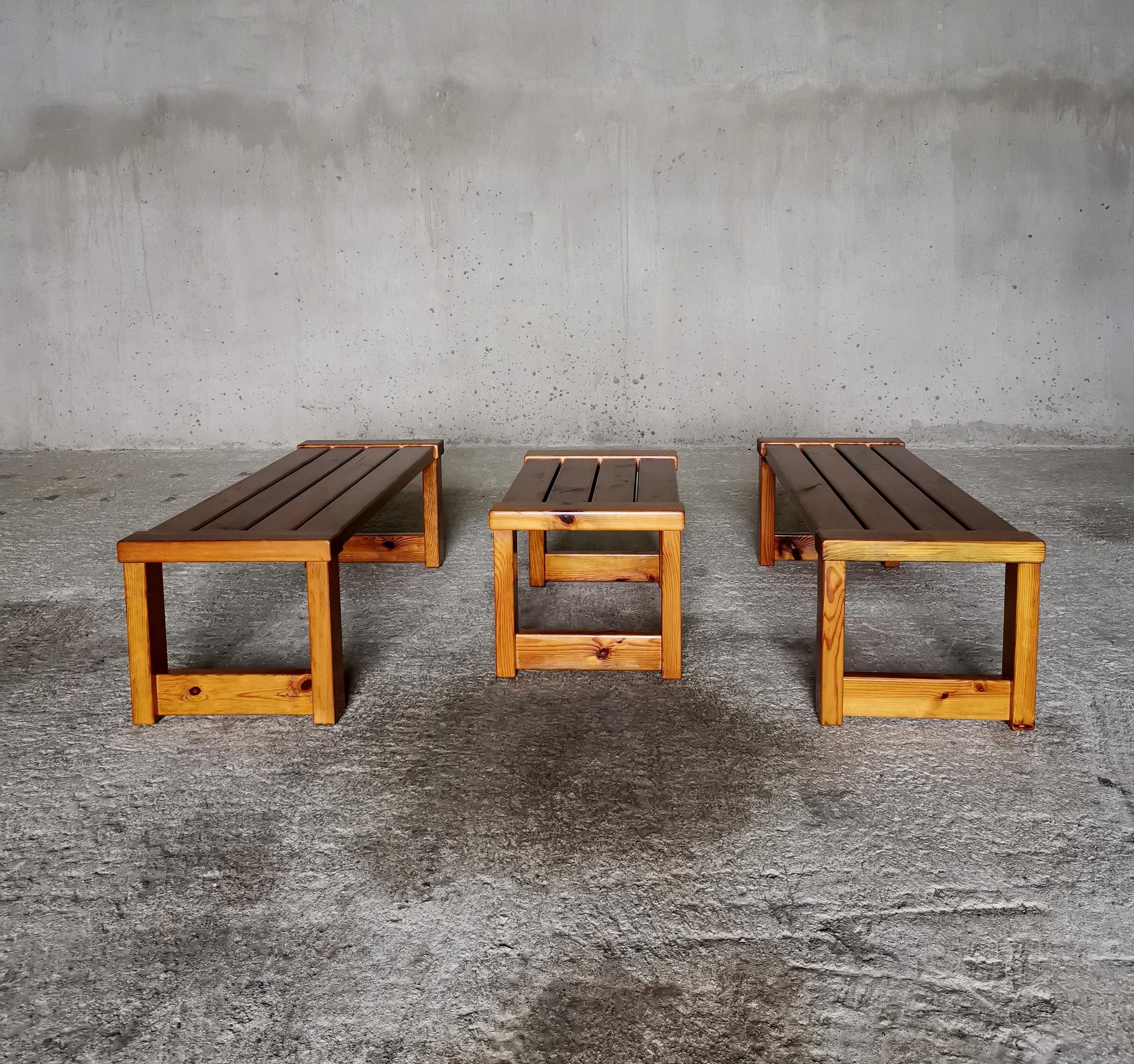 Tavolino / panca minimalista in pino massiccio dell'Oregon. Alla maniera di Sven Larsson, Svezia, anni '60.

Elegante tavolino / panca minimalista svedese degli anni '60 in pino massiccio dell'Oregon. 
Progettato alla maniera di Sven Larsson, un