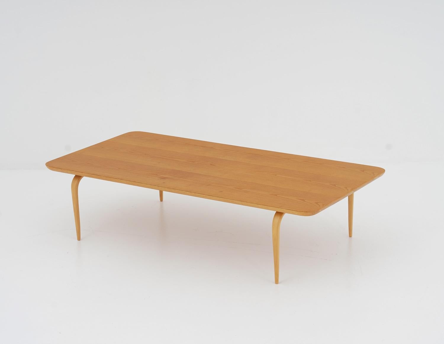 Rare birch coffee or side table by Bruno Mathsson, Sweden.
The slim curved legs are significant for Mathsson’s designs and add to the elegance of this table. 

Condition: Very good condition, a few light stains on the table top, shown on pictures.