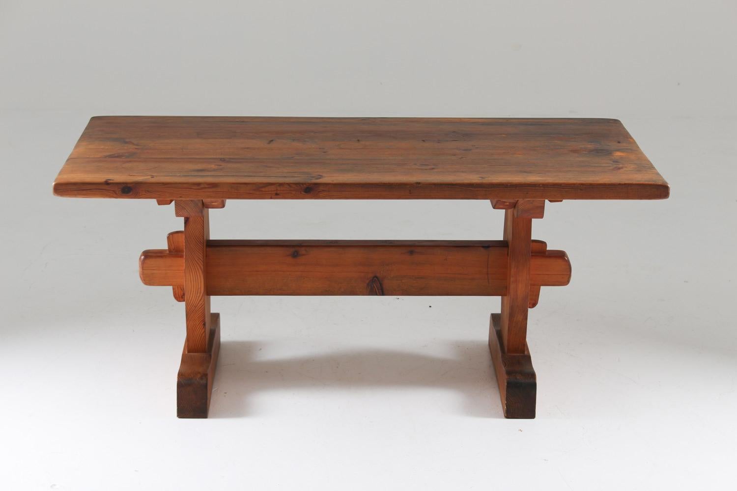 Beautiful Swedish acid stained pine coffee table in the style of Axel Einar Hjorth, 1930s-1940s.
This table is a great example of the pine furniture made for cabins that was produced during the early modernist era in Sweden, by names like Axel