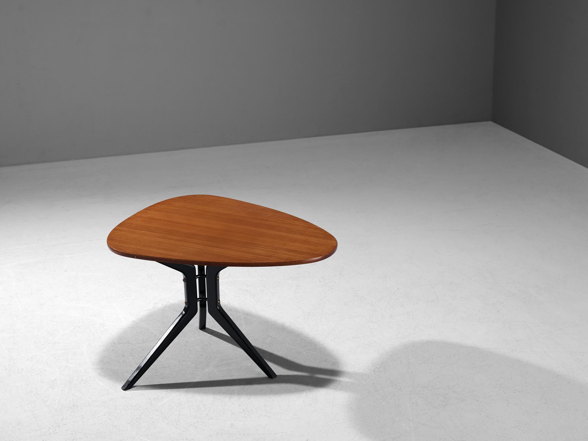 Table basse, teck, bois, Suède, années 1950.

Une belle et élégante table basse suédoise fabriquée dans les années 1950. Le plateau de la table est de forme triangulaire et est exécuté dans un placage de teck chaud. La table basse a une base à trois