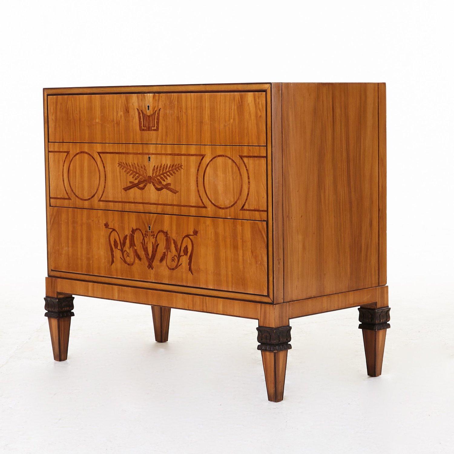 Swedish grace commode made by Reiners Moblrfabric with Makers stamp.
Made from pear wood with neoclassical intarsia inlaid decoration of rosewood. The tapered feet are capped with ebonized hand carved Acanthus leaves. The interior off the drawers