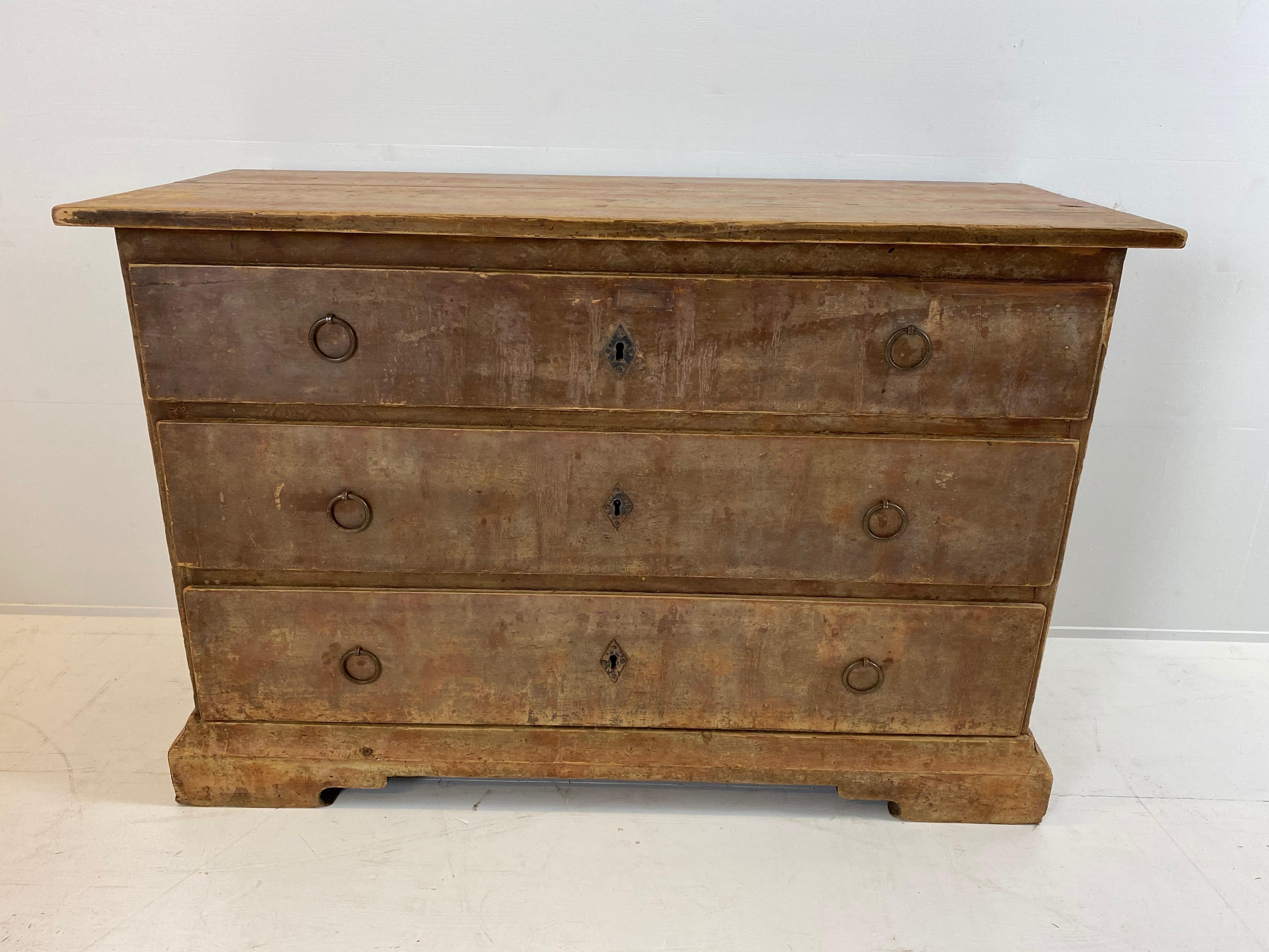 Very elegant and sober chest of drawers, Sweden, 19th Century, 3 drawers
the bleached pine has a very good patina.