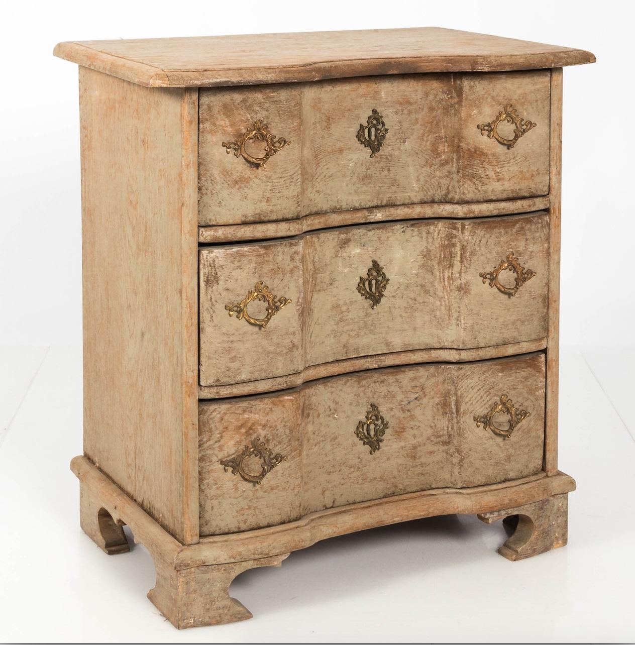 Early 18th Century Swedish Baroque Commode with Historic Paint In Good Condition In South Salem, NY