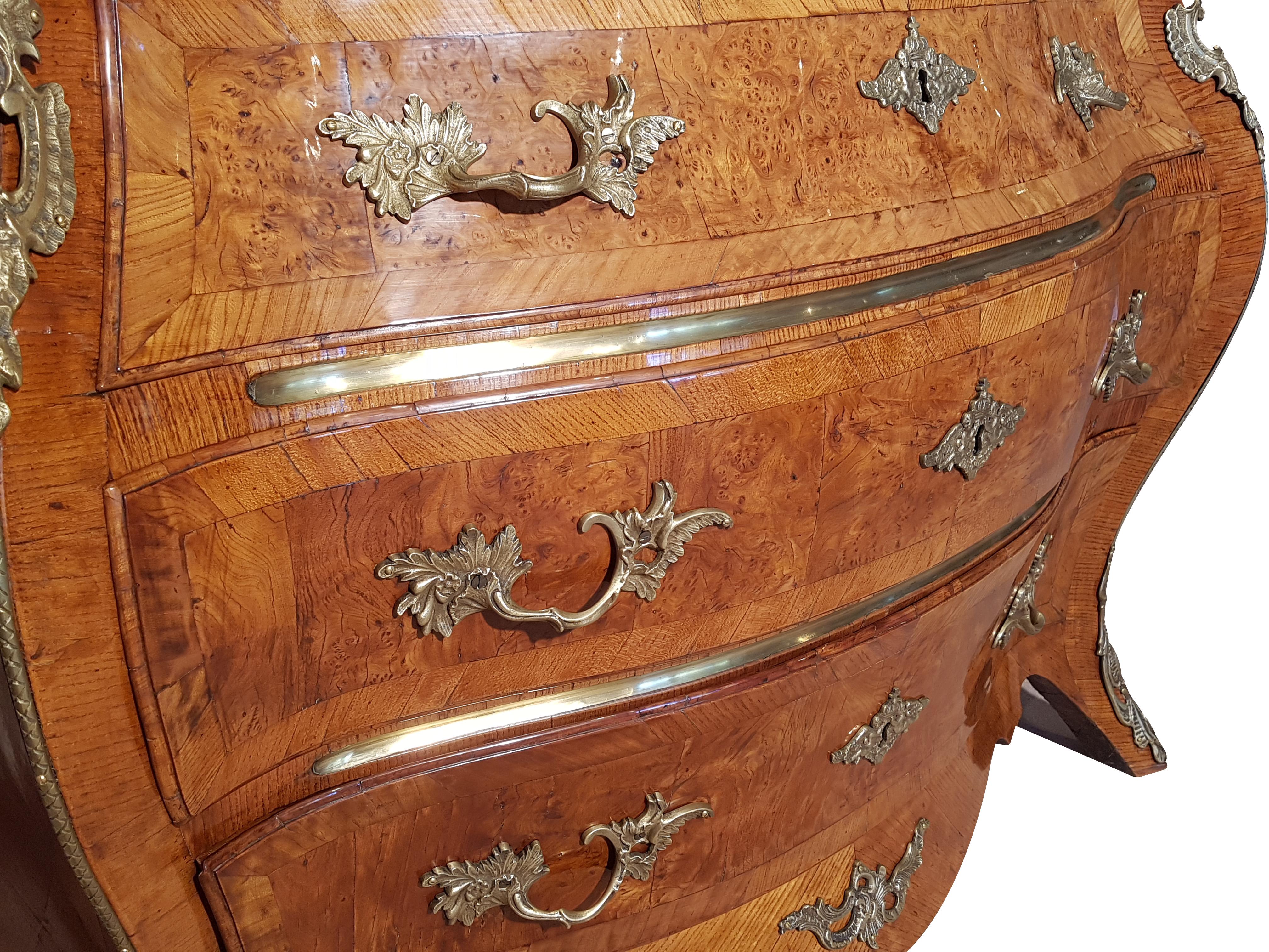 Veneer Swedish Commode from the 18th Century For Sale