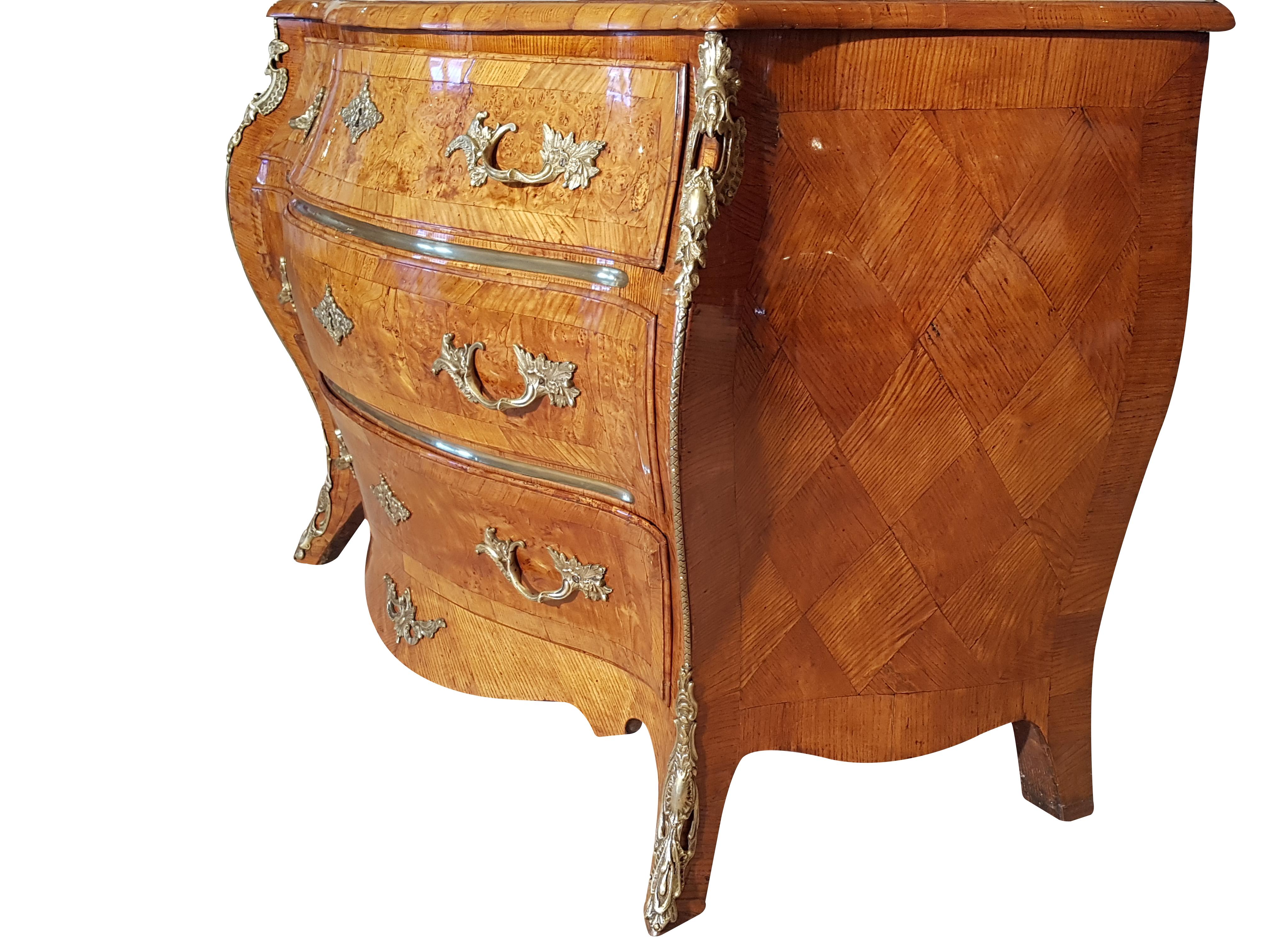 Elm Swedish Commode from the 18th Century For Sale