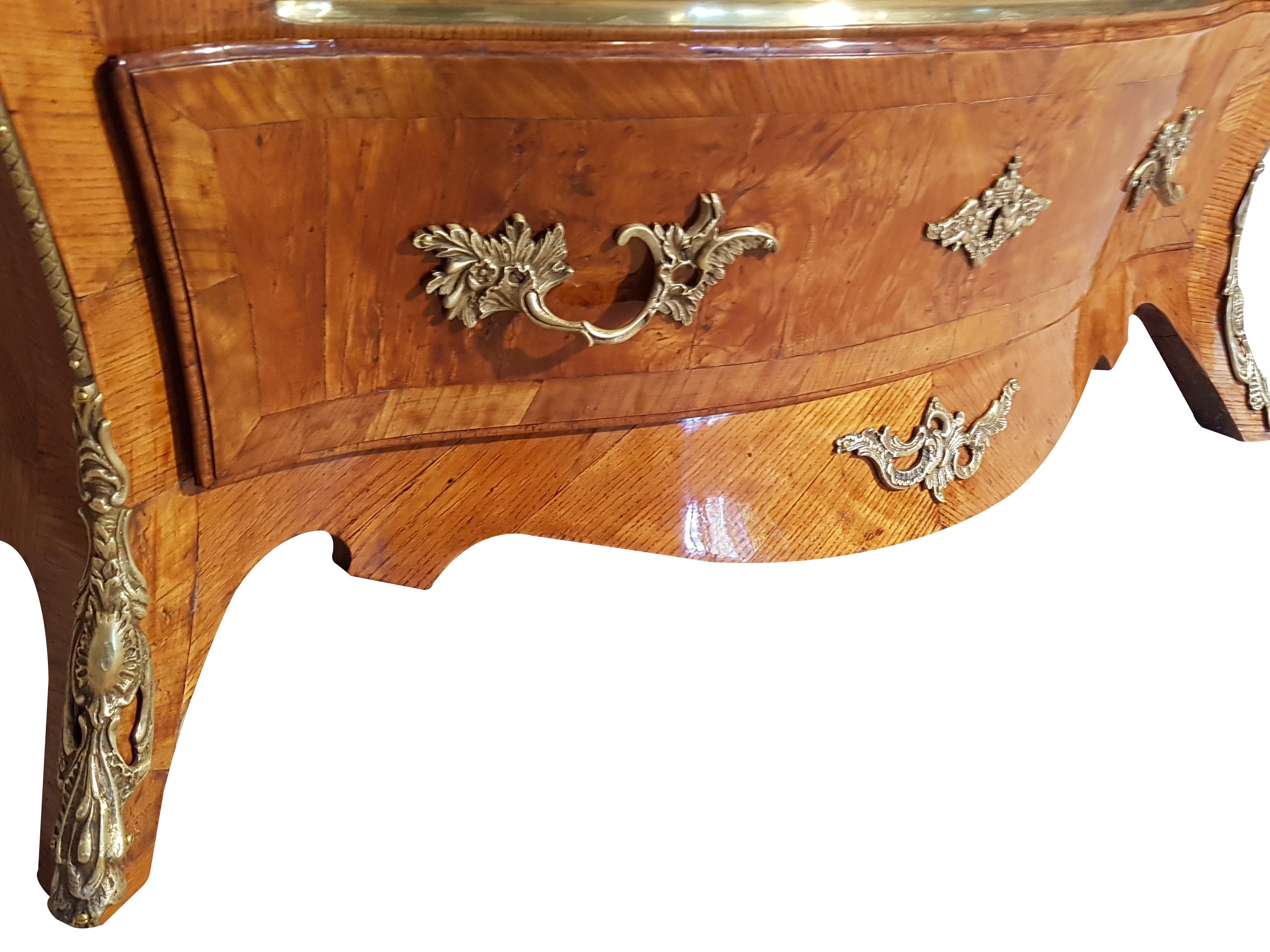 Swedish Commode from the 18th Century For Sale 1
