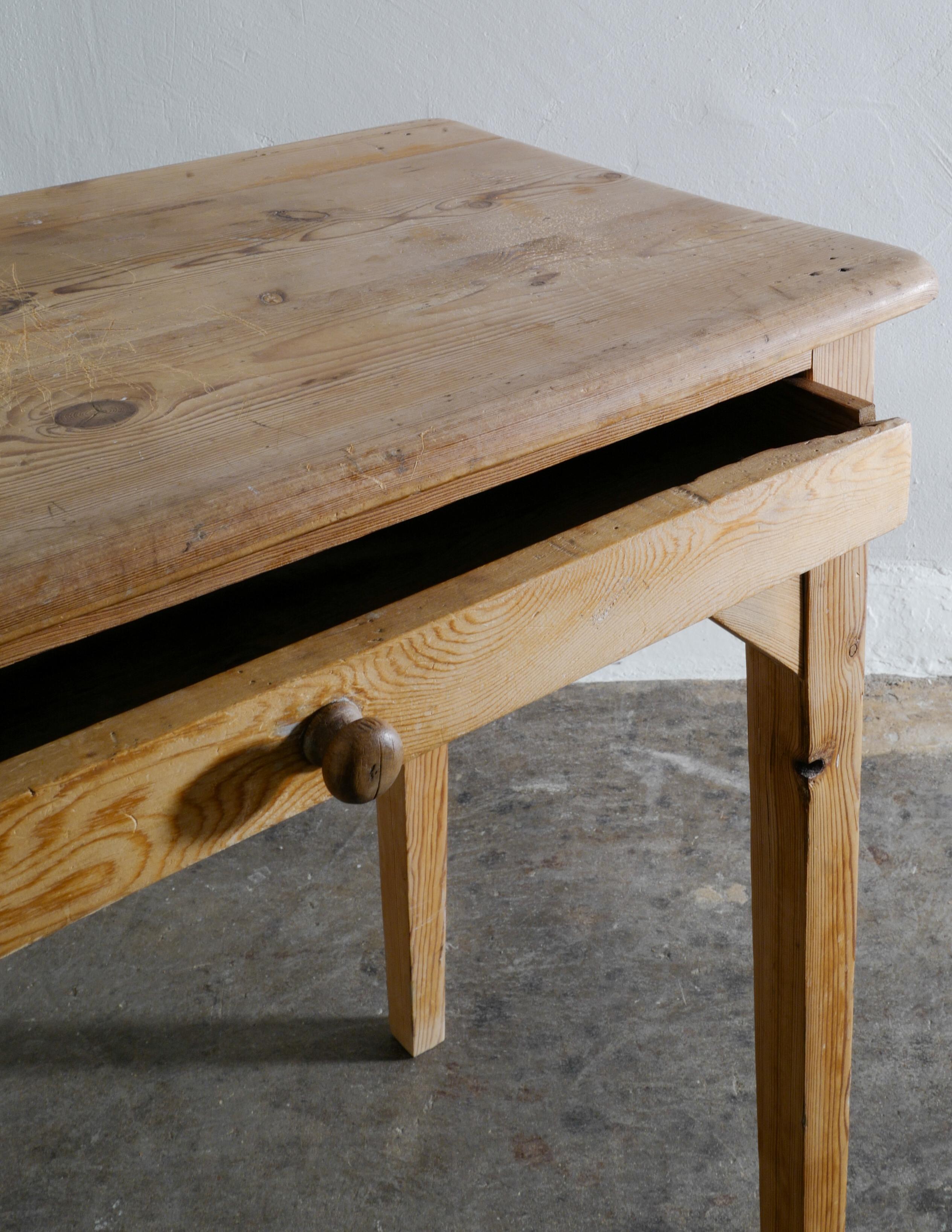 Swedish Console Table in Solid Pine, 1800s In Good Condition In Stockholm, SE