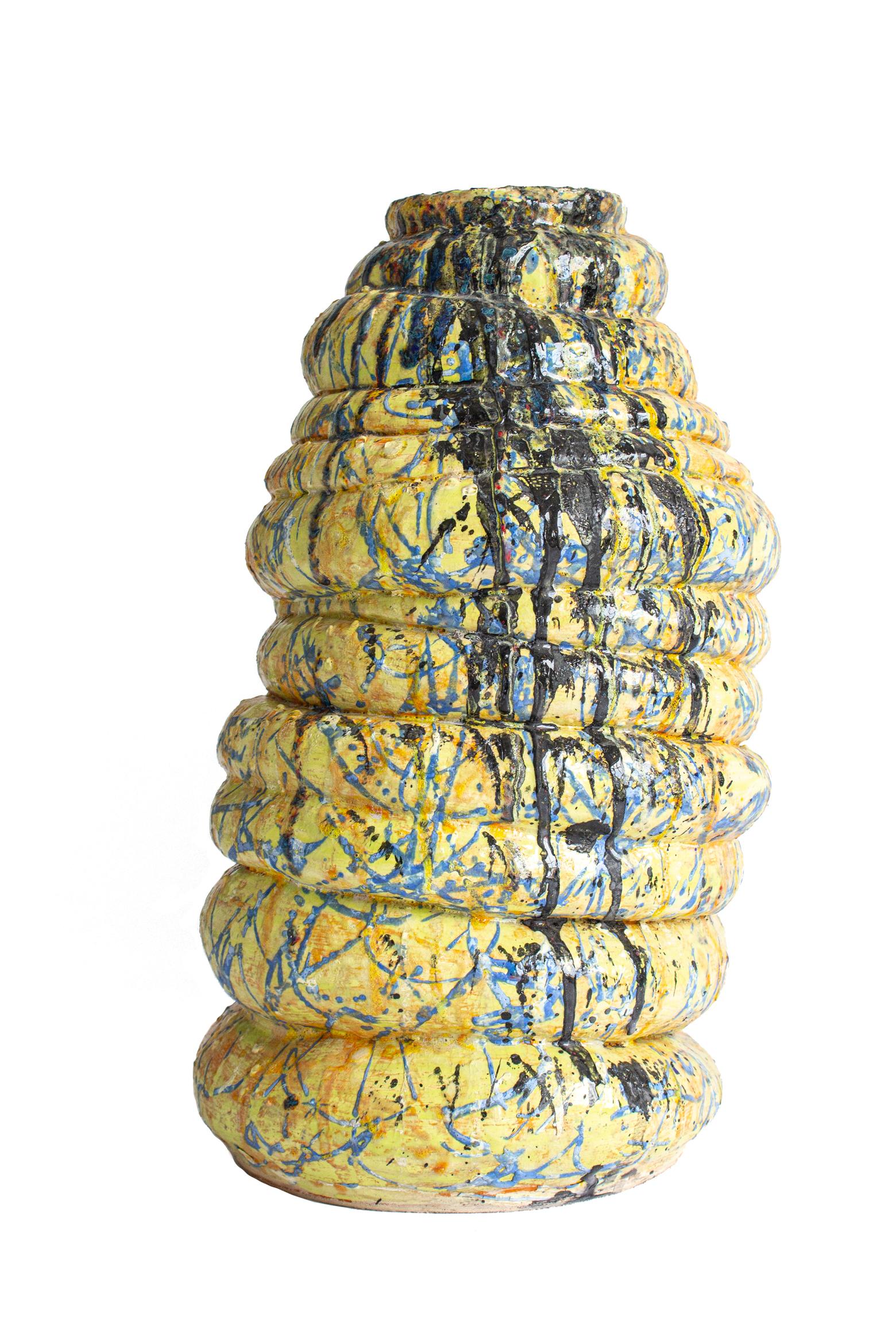 Énorme sculpture suédoise d'art moderne de l'artiste suédoise Gertrud Alfredsson, en faïence émaillée. L'art céramique fait son grand retour dans le monde des Diptych Fine Arts, et ce avec style. Cette pièce ne fait pas exception. Le titre 