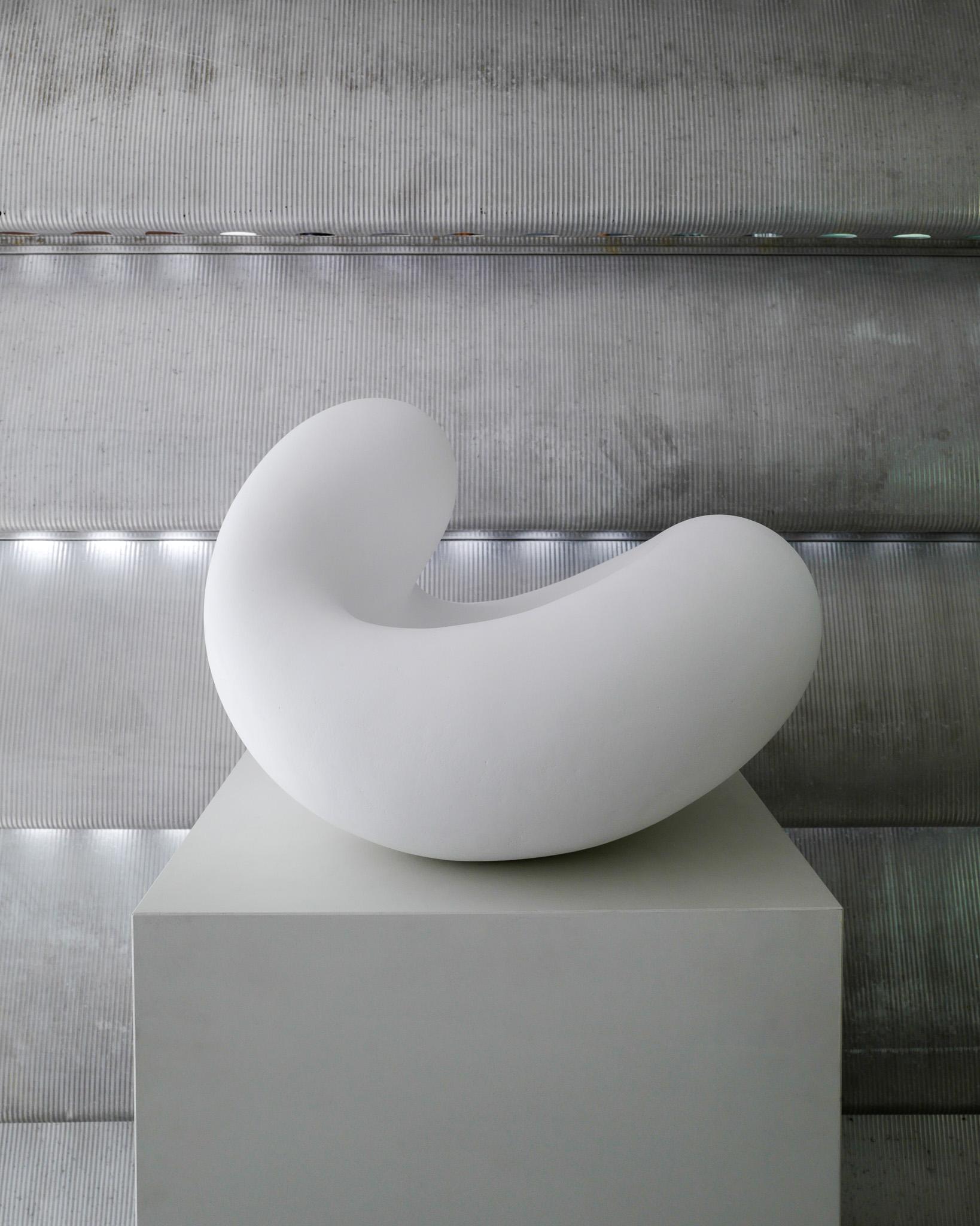 Très rare et unique sculpture contemporaine de forme libre en grès blanc de kaolin-engobe de l'artiste suédoise bien connue Eva Hild. Produit dans son propre studio dans les années 2000 et récemment restauré par ses soins donc une mise à jour de la