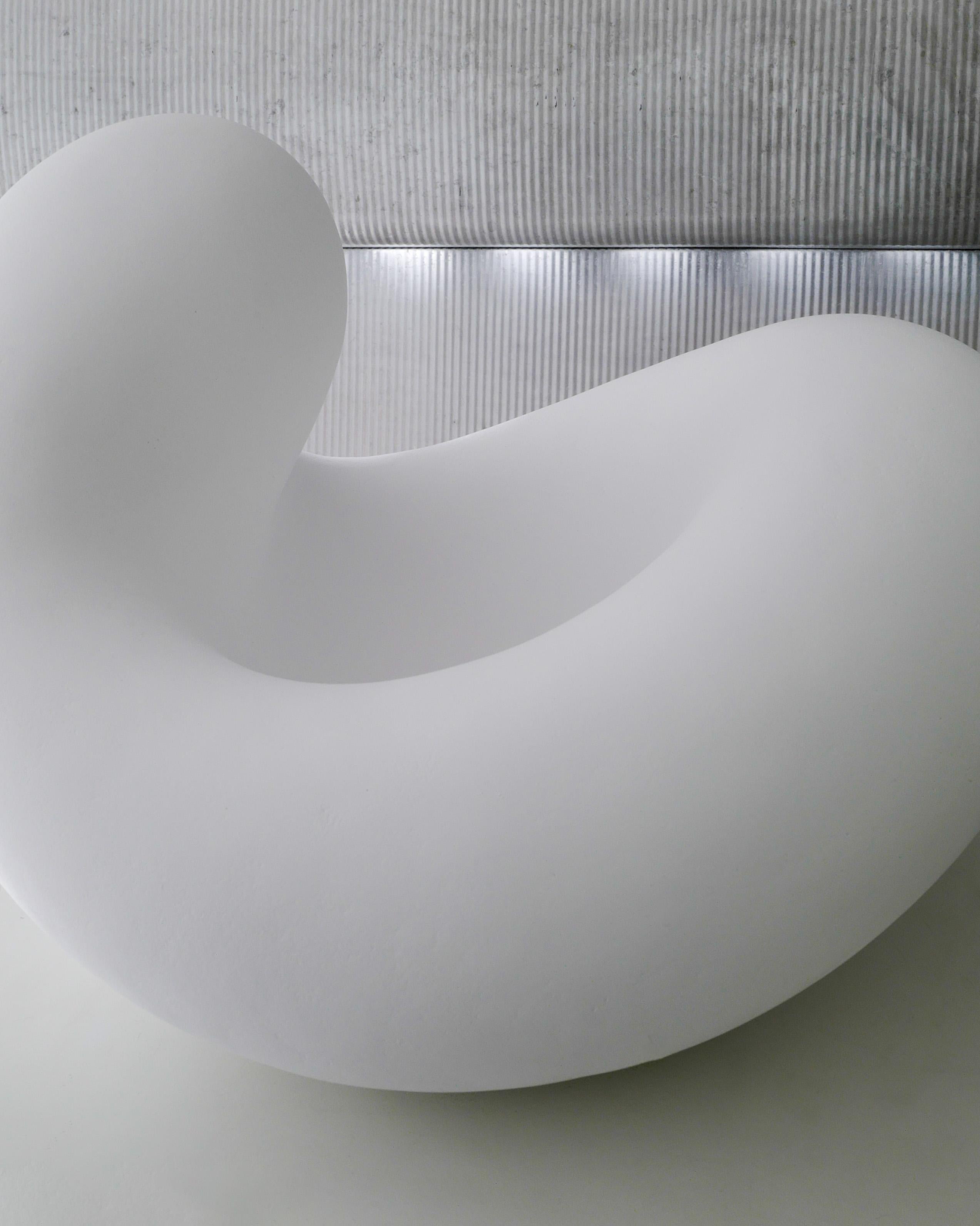 Grès Sculpture contemporaine suédoise en grès blanc à forme libre d'Eva Hild, 2000 en vente
