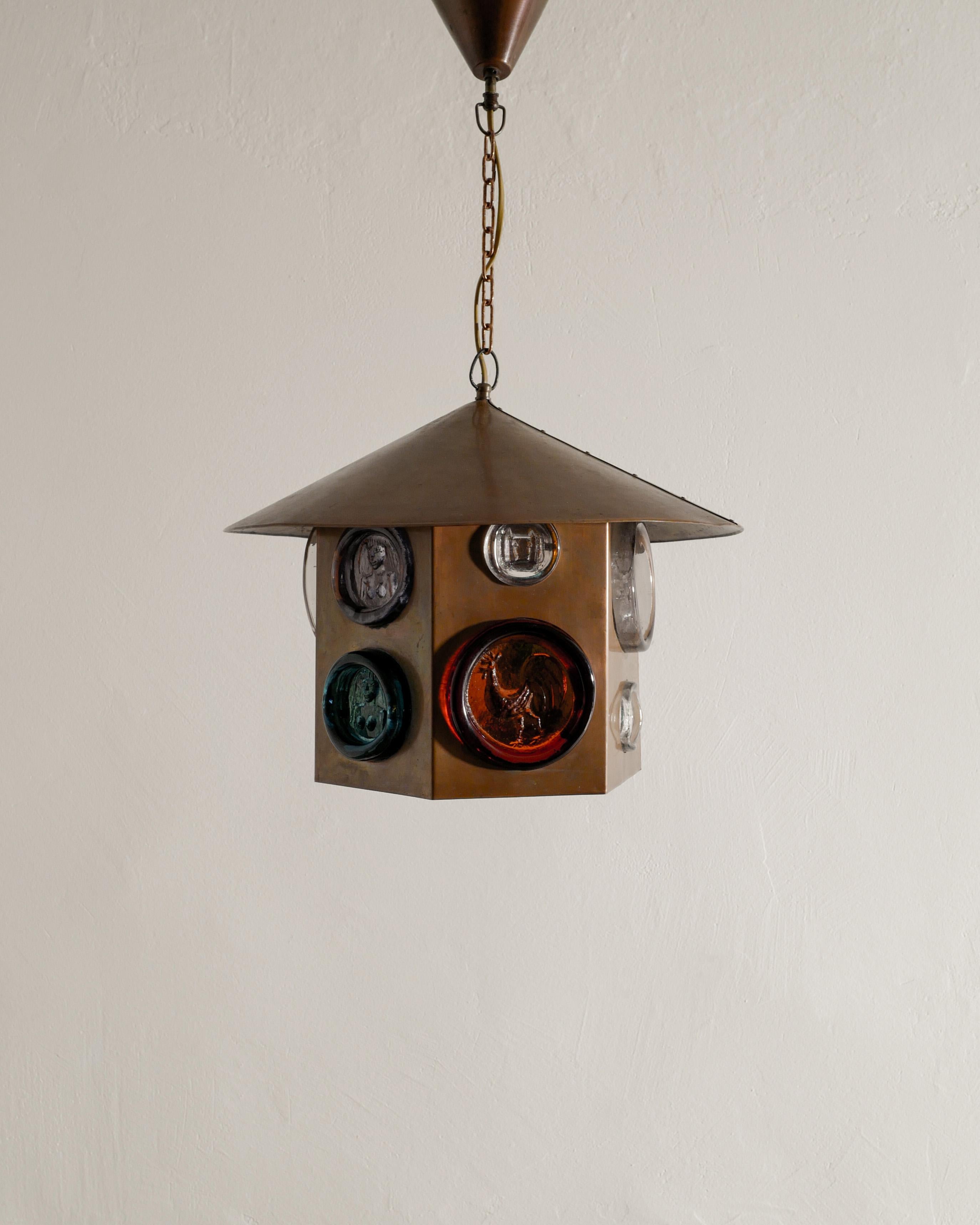 Rare Swedish mid century hand made chandelier pendant in copper and colorful glass by Erik Höglund for Boda Glasbruk Sweden, 1960s. In good original condition with minimal signs of use. 

Dimensions: H: 32 cm / 12.60