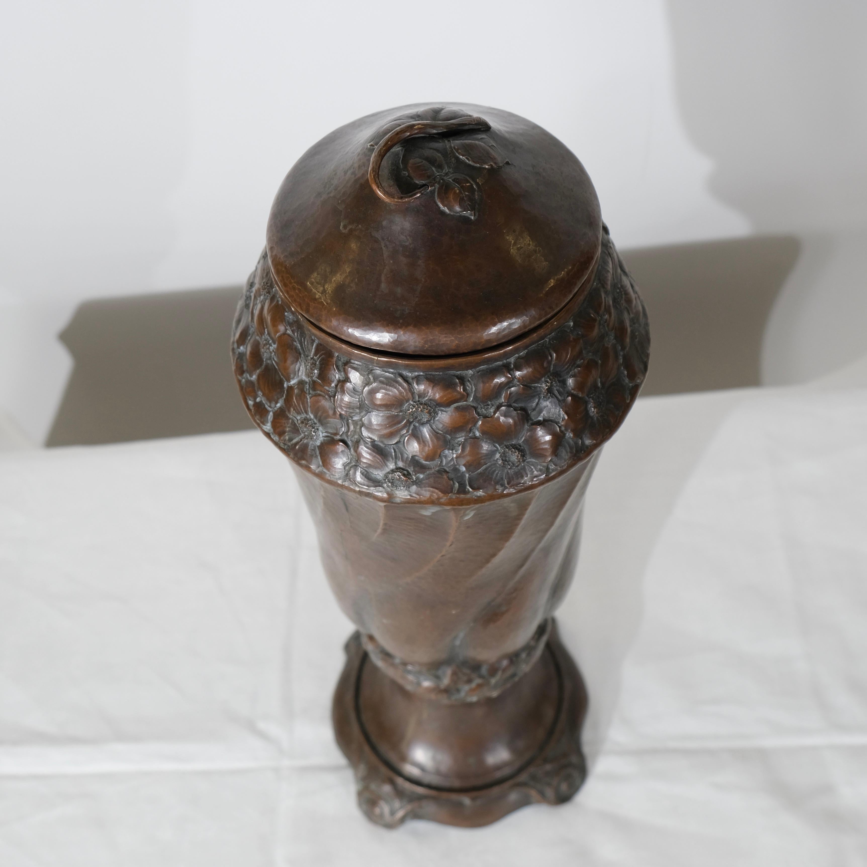 Urna svedese in rame con coperchio. Art Nouveau realizzato nel 1890 circa in vendita 4