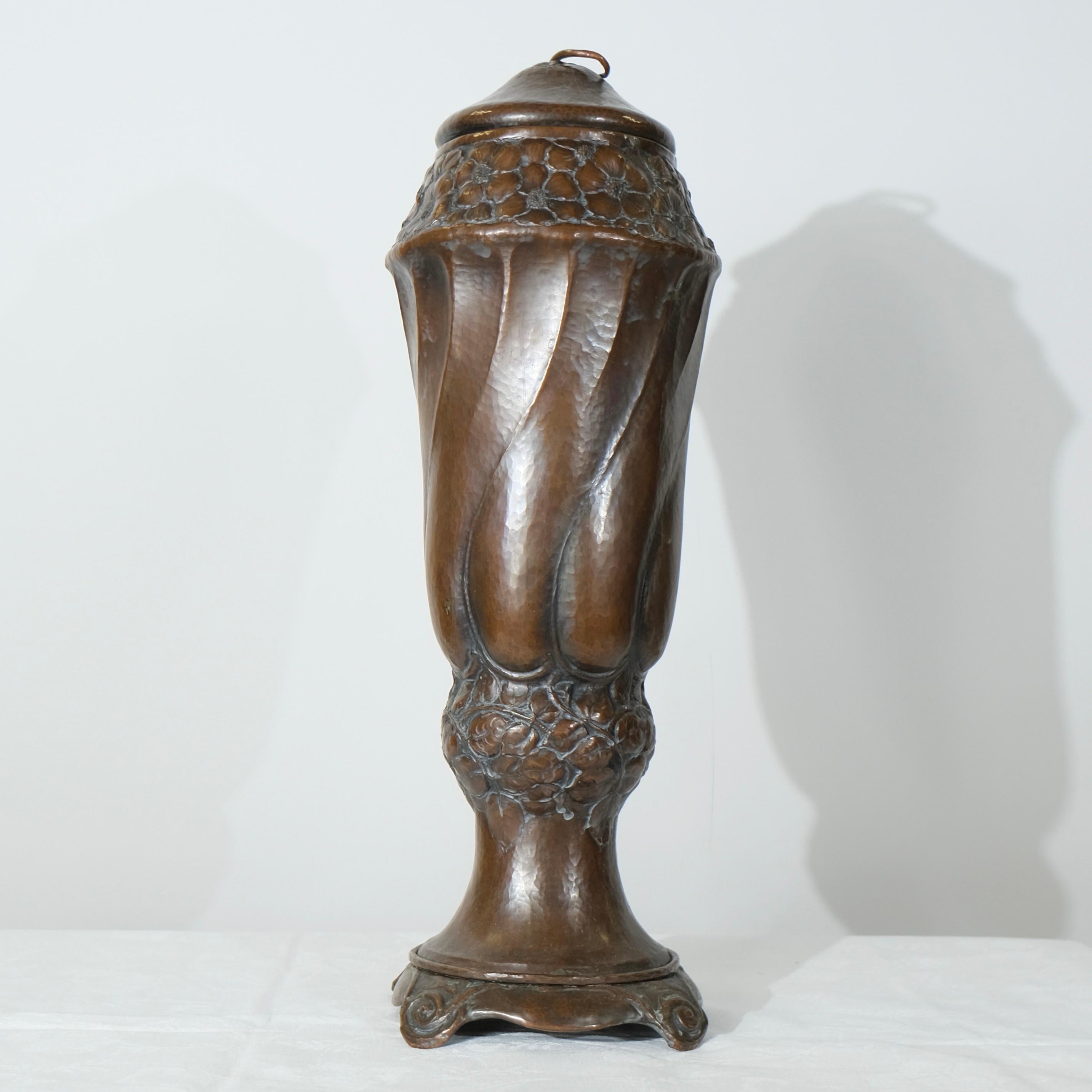 Urna svedese in rame con coperchio. Art Nouveau realizzato nel 1890 circa in vendita 5