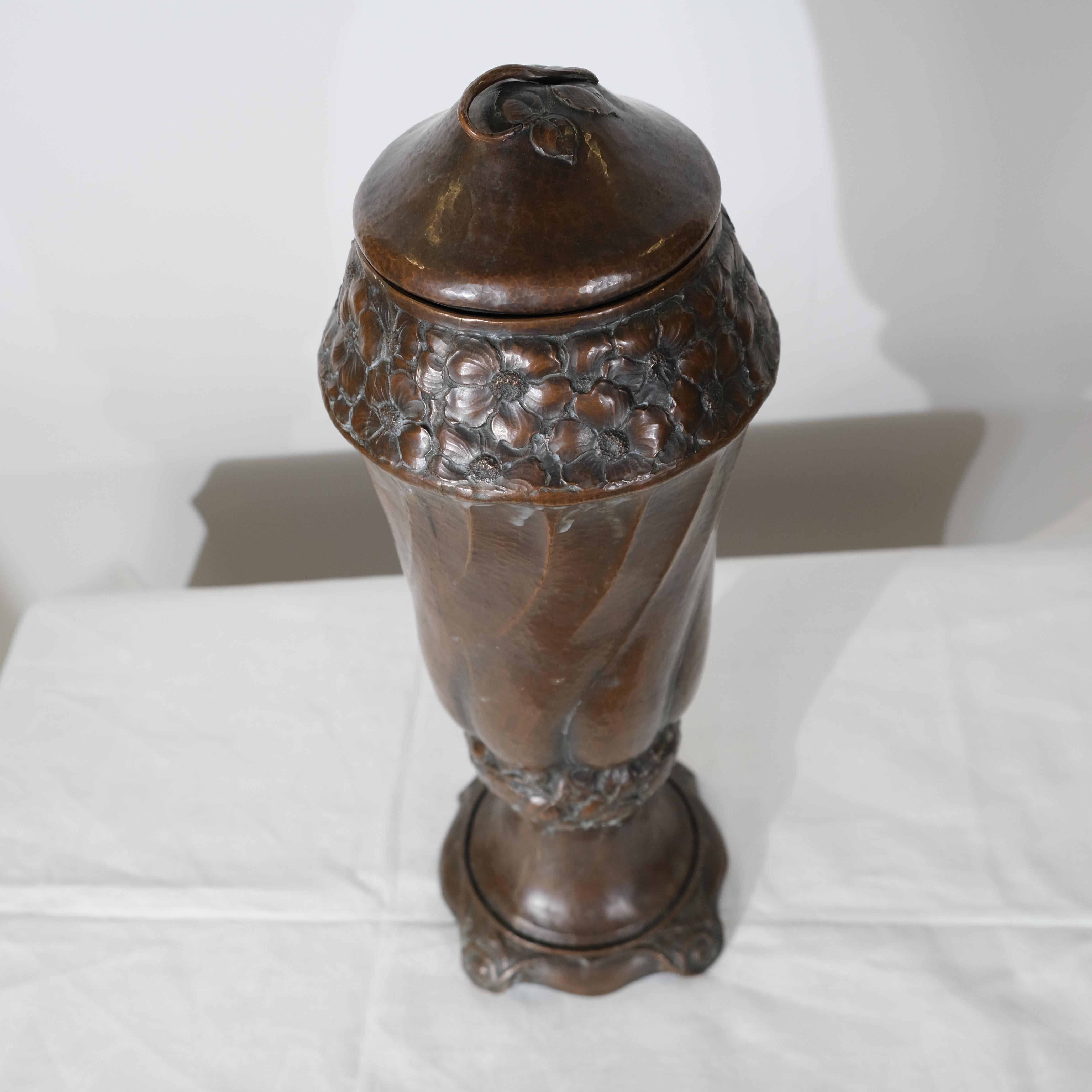 Urna svedese in rame con coperchio. Art Nouveau realizzato nel 1890 circa In condizioni buone in vendita a Stockholm, SE