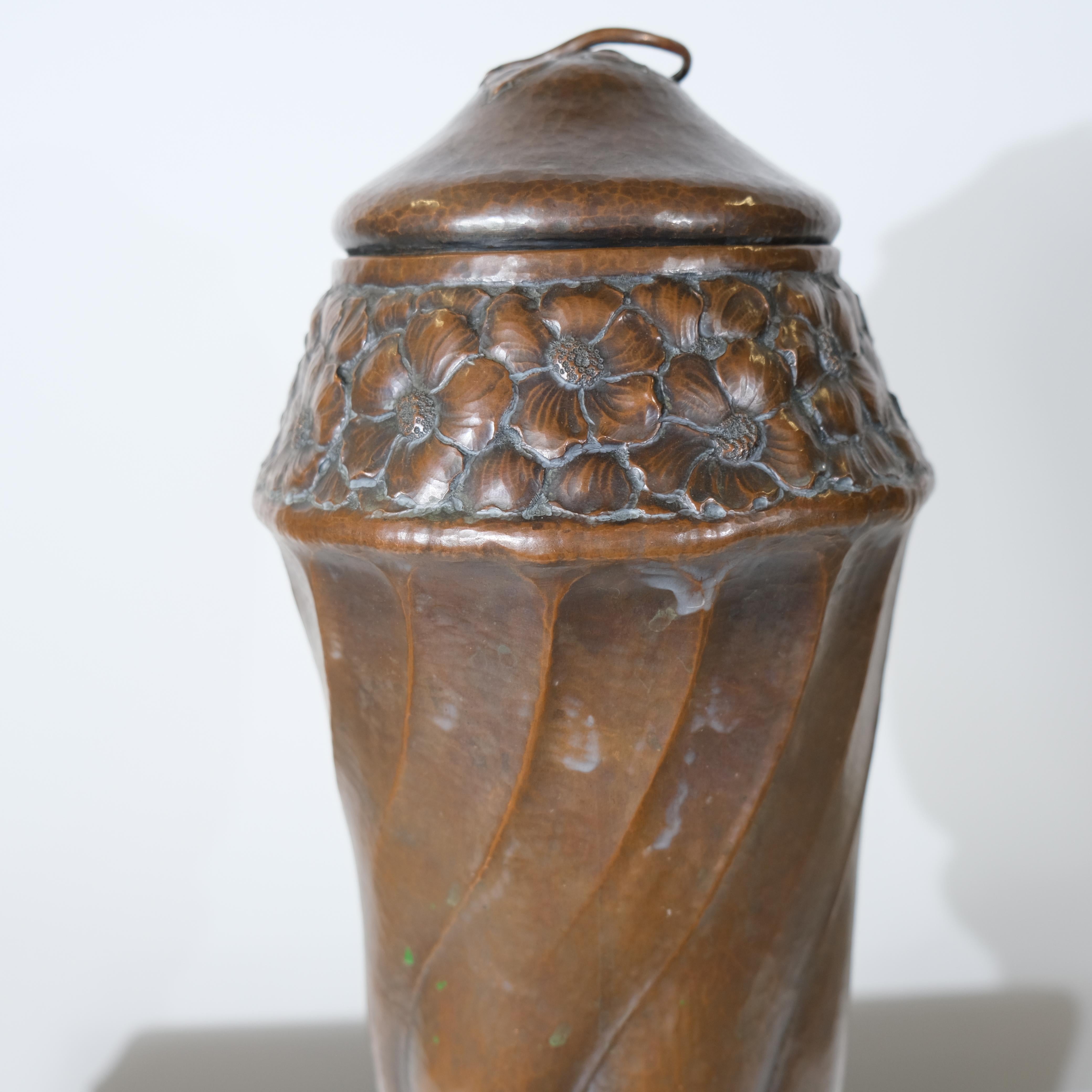 Urna svedese in rame con coperchio. Art Nouveau realizzato nel 1890 circa in vendita 3