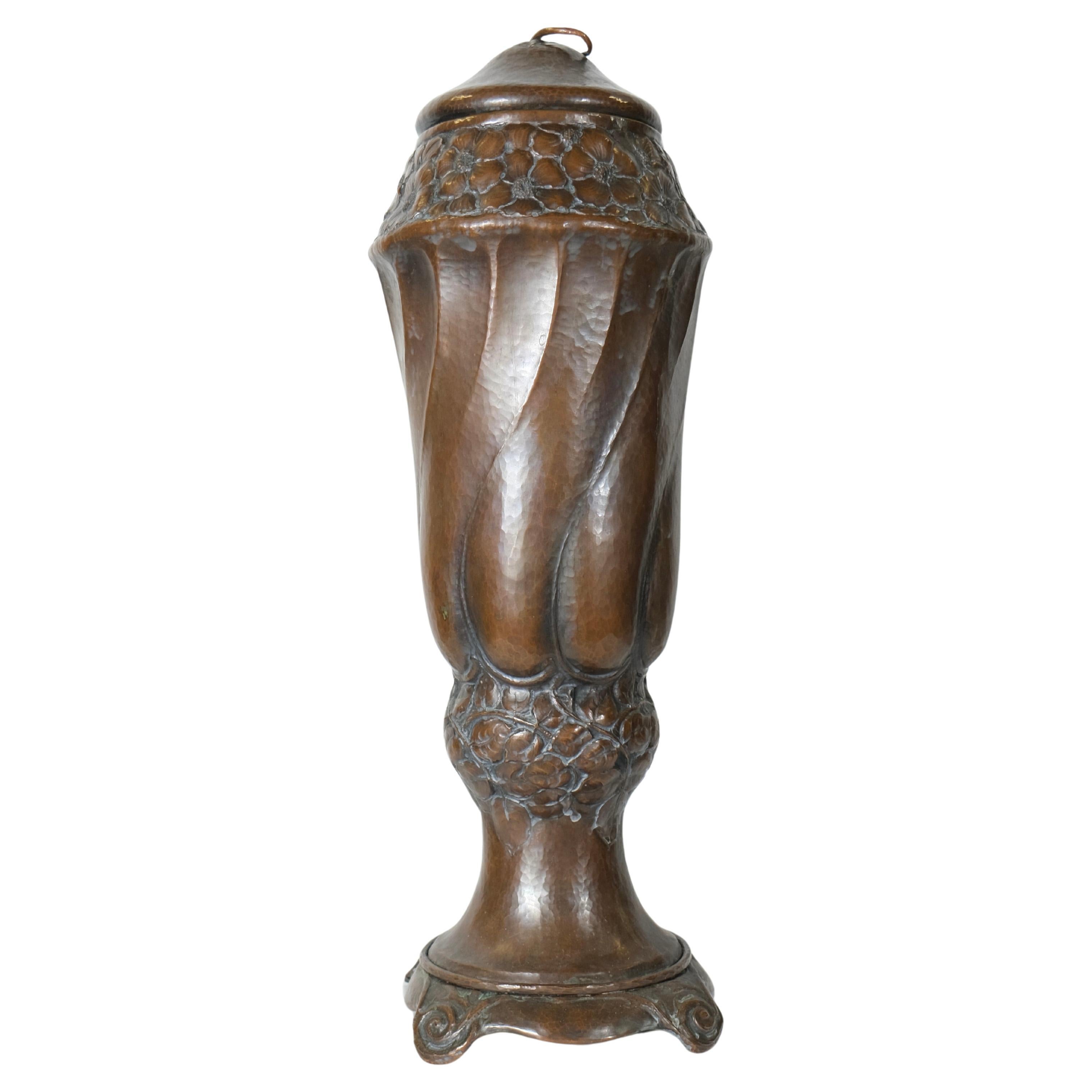 Urne suédoise en cuivre avec couvercle. Art nouveau fabriqué vers 1890
