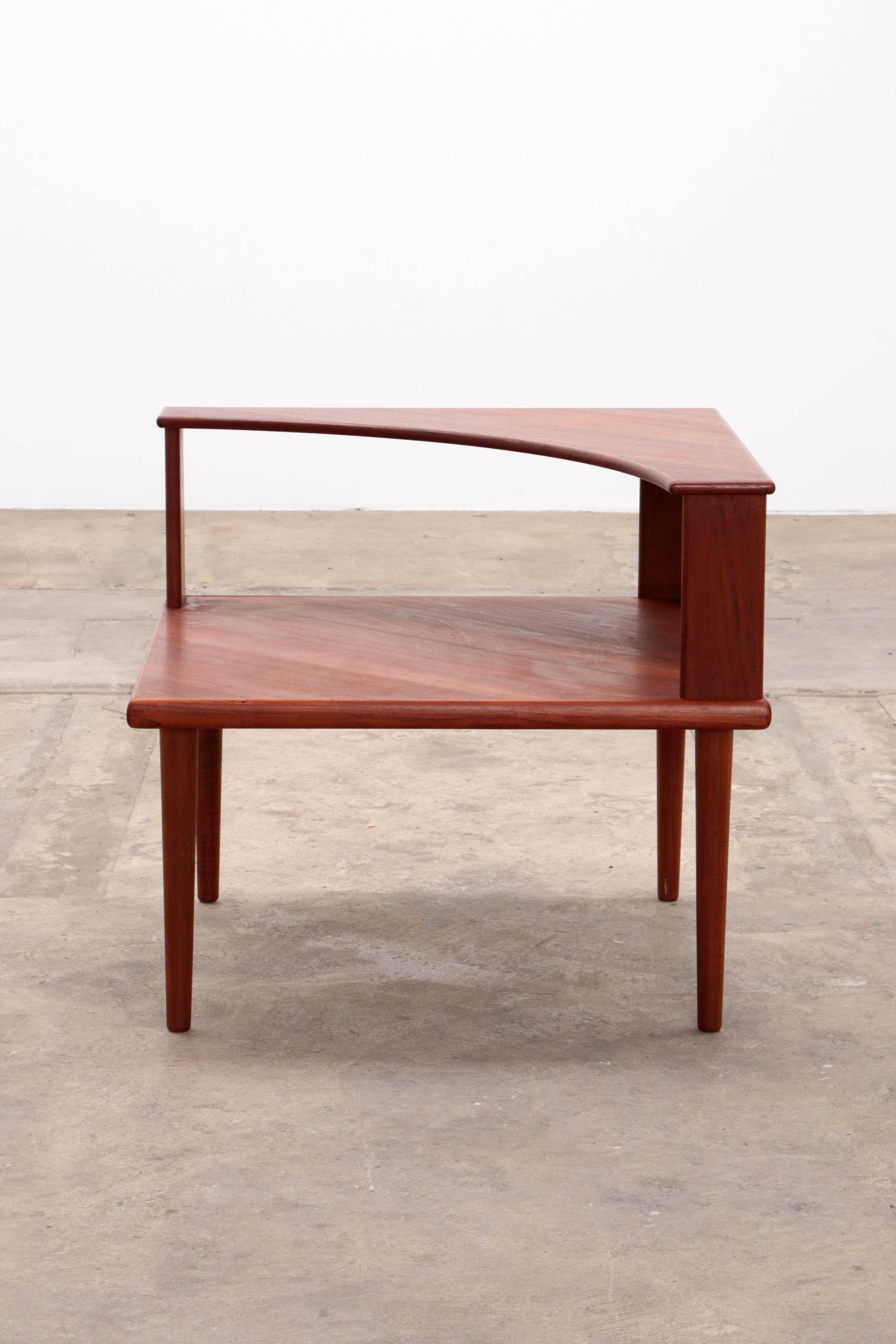 Découvrez l'élégance du design scandinave avec notre table d'angle suédoise. Un meuble intemporel qui s'impose dans toutes les pièces. Fabriquée en bois de teck de haute qualité, cette table offre non seulement une grande durabilité, mais aussi un