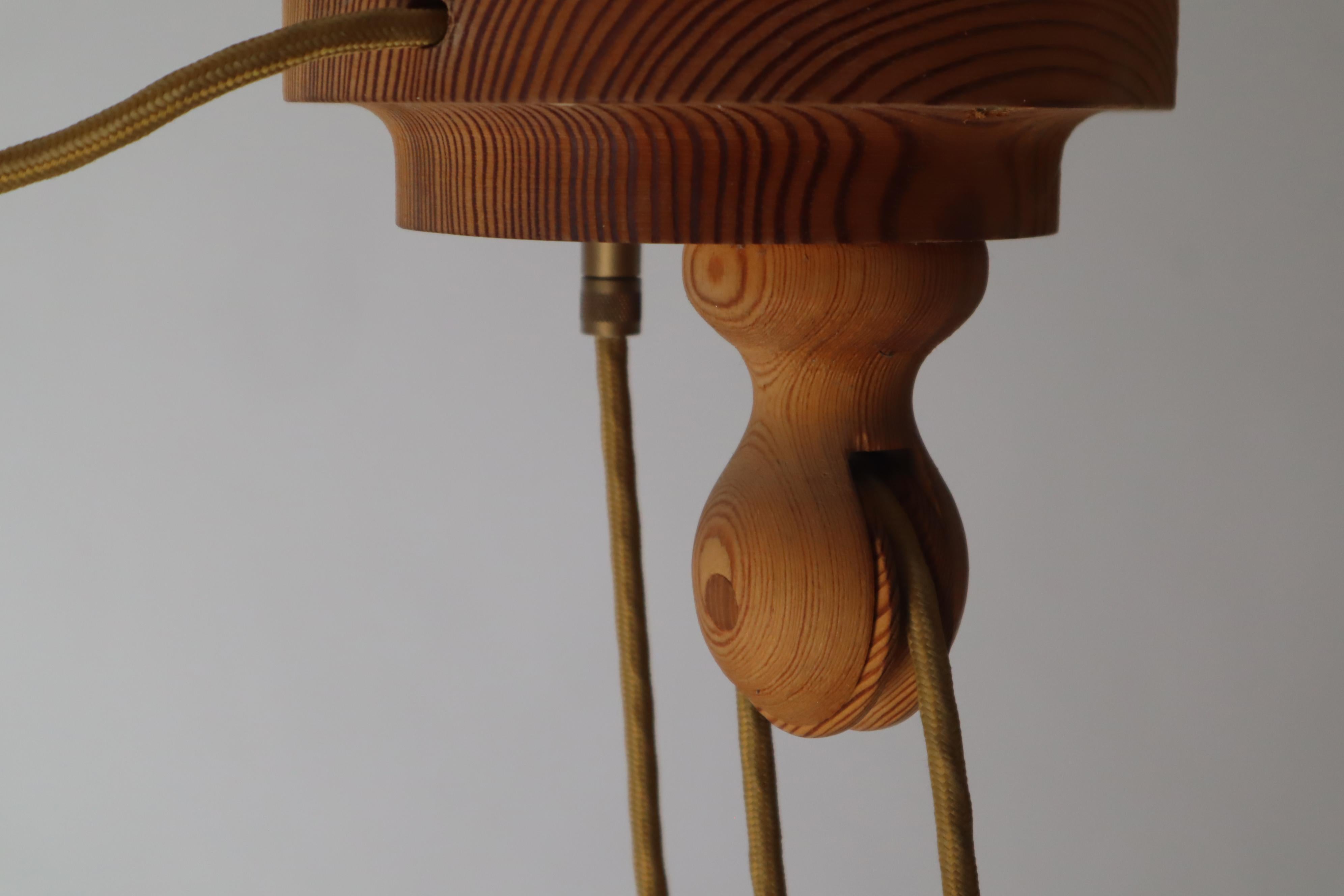 Lampada a sospensione svedese a contrappeso in Wood Wood e carta pergamena in vendita 2