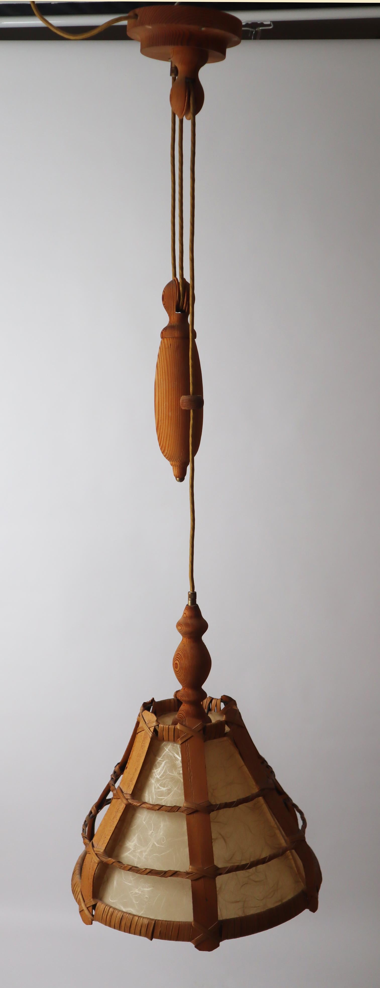 Lampada a sospensione svedese a contrappeso in Wood Wood e carta pergamena in vendita 4
