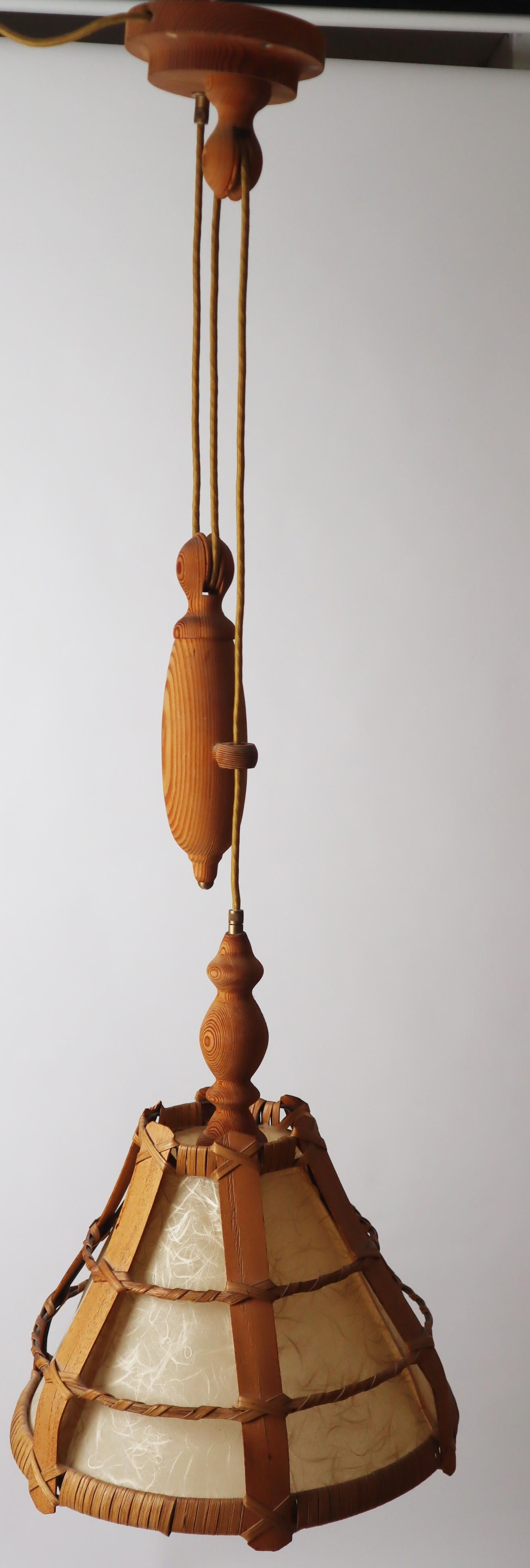 Lampada a sospensione svedese a contrappeso in Wood Wood e carta pergamena in vendita 7