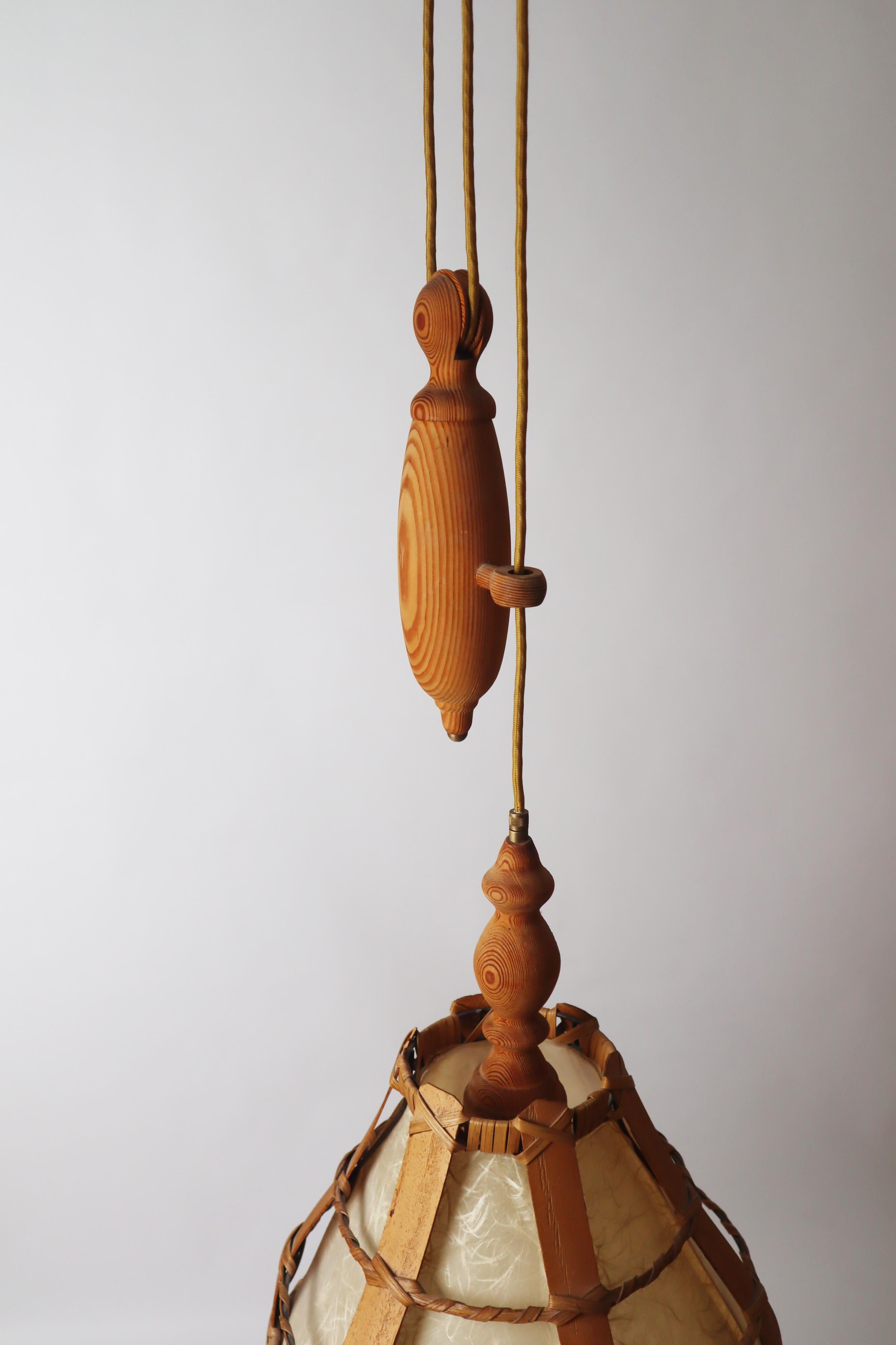 Lampada a sospensione svedese a contrappeso in Wood Wood e carta pergamena in vendita 8
