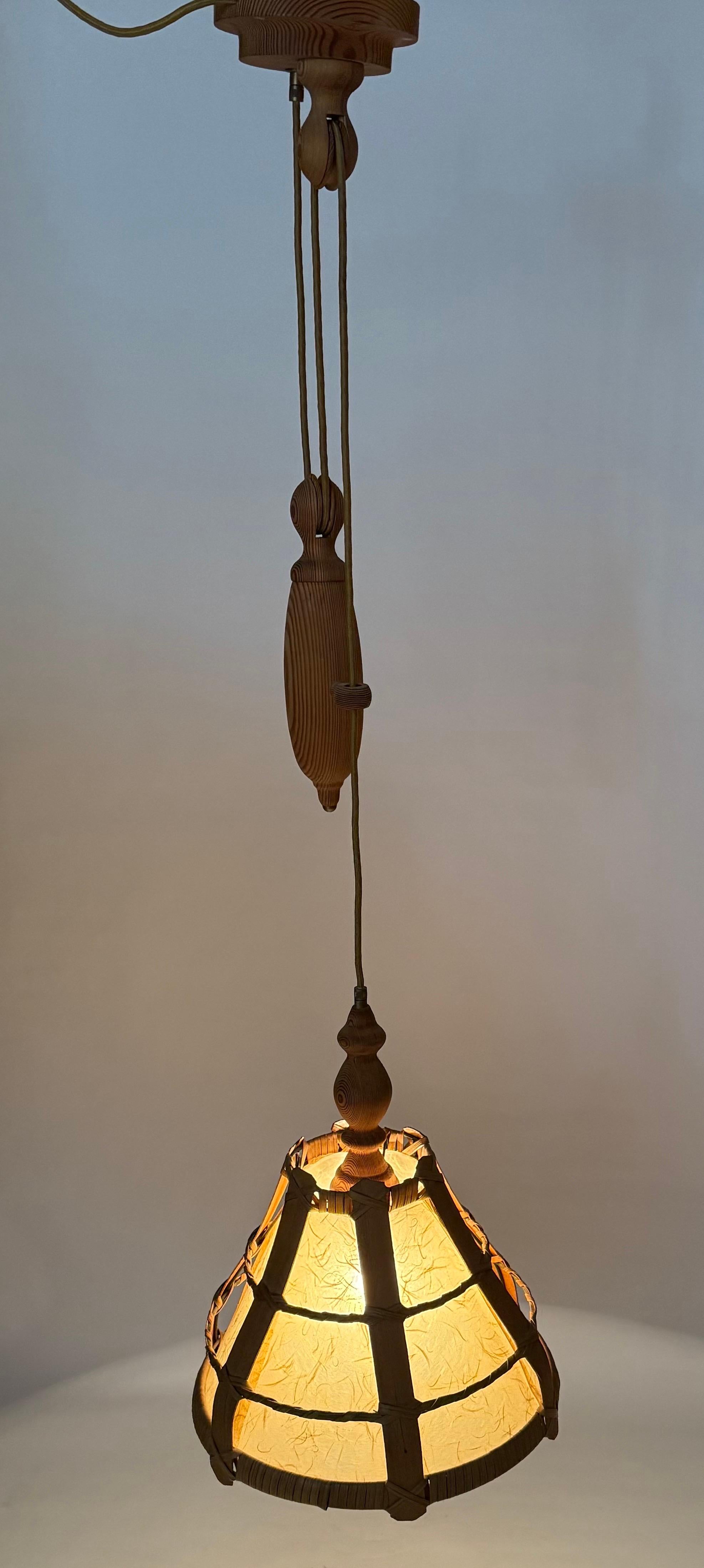 Scandinavo moderno Lampada a sospensione svedese a contrappeso in Wood Wood e carta pergamena in vendita