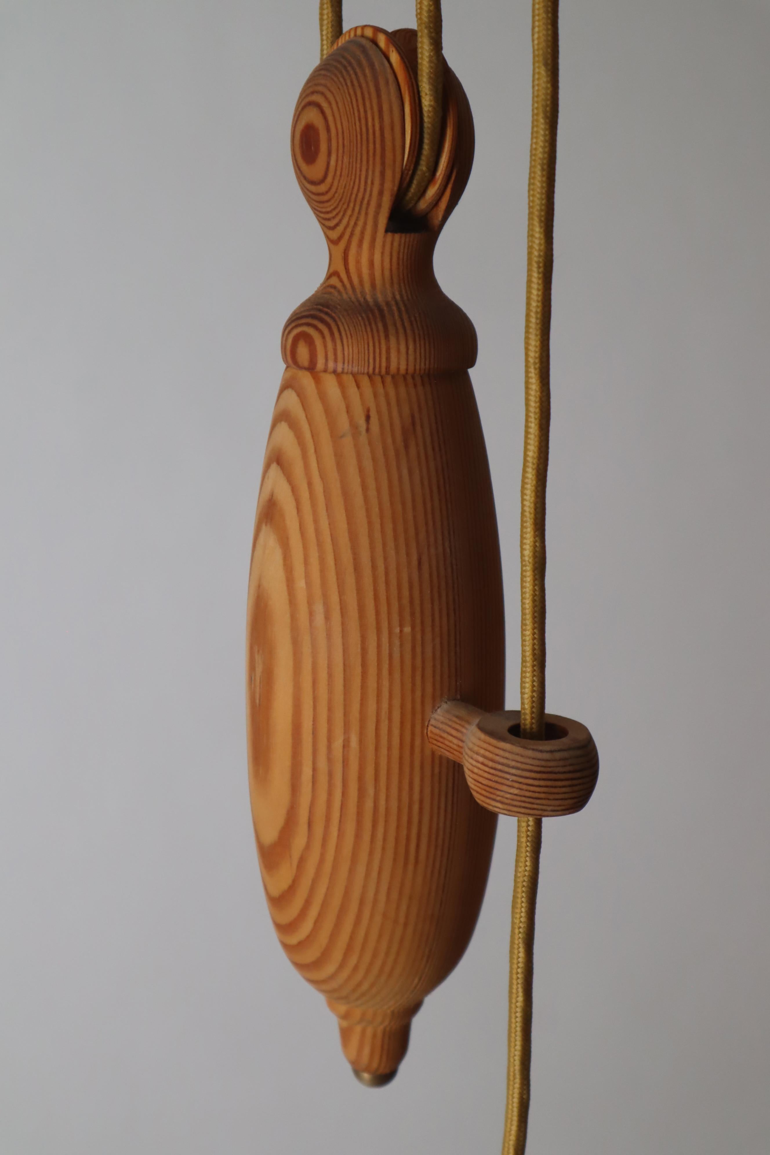 Lampada a sospensione svedese a contrappeso in Wood Wood e carta pergamena in vendita 1